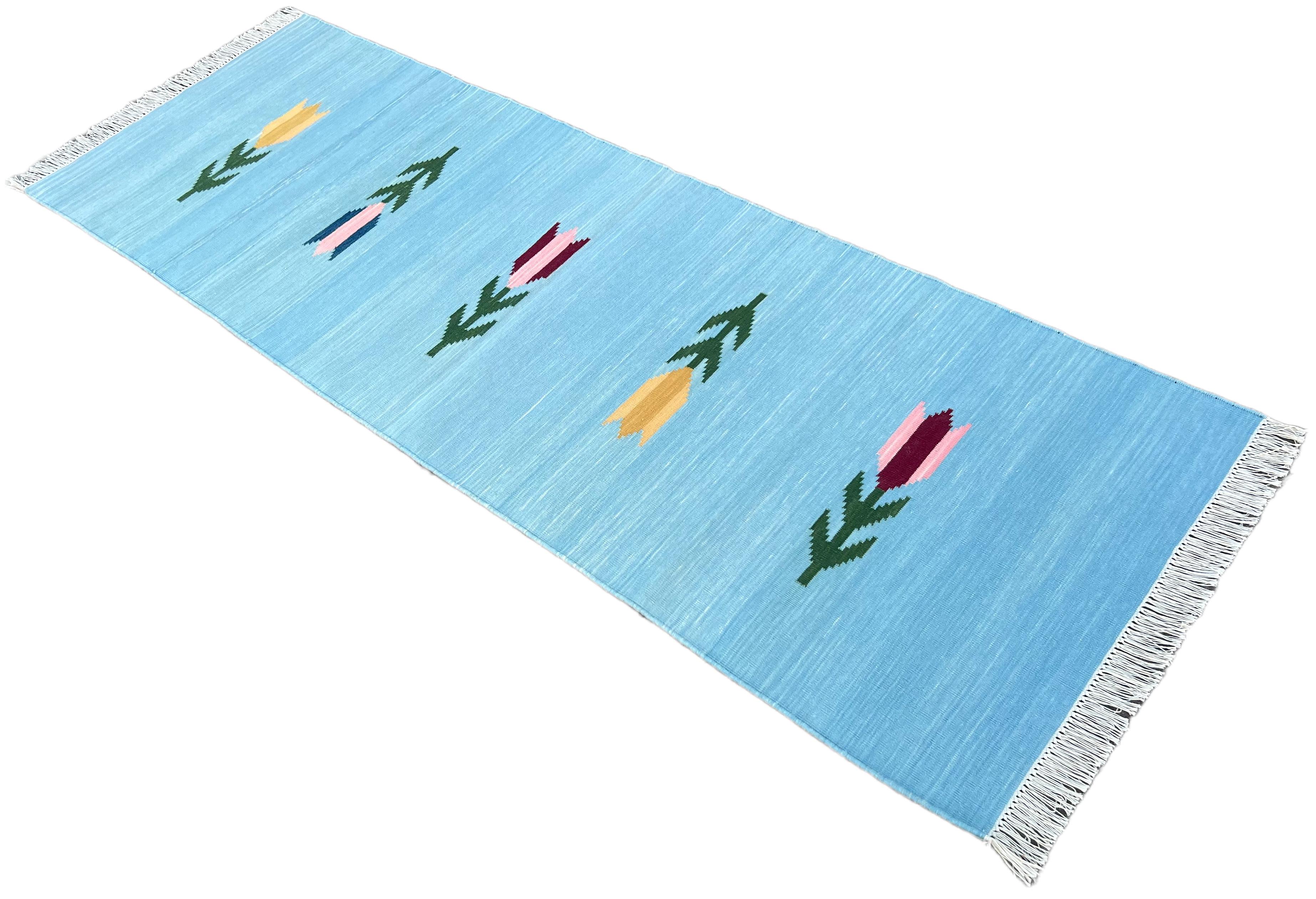 Tapis en coton teint dans la masse, motif de feuilles bleu ciel et vert, Indian Dhurrie Runner-2'x8' (60x240cm)

Ces dhurries spéciales à tissage plat sont tissées à la main avec du fil 100 % coton 15 plis. En raison des techniques de fabrication