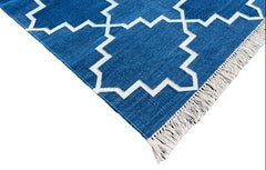 Handgefertigter Flachgewebe-Läufer aus Baumwolle, 2x8 Blau, Weiß, Geometrischer indischer Dhurrie