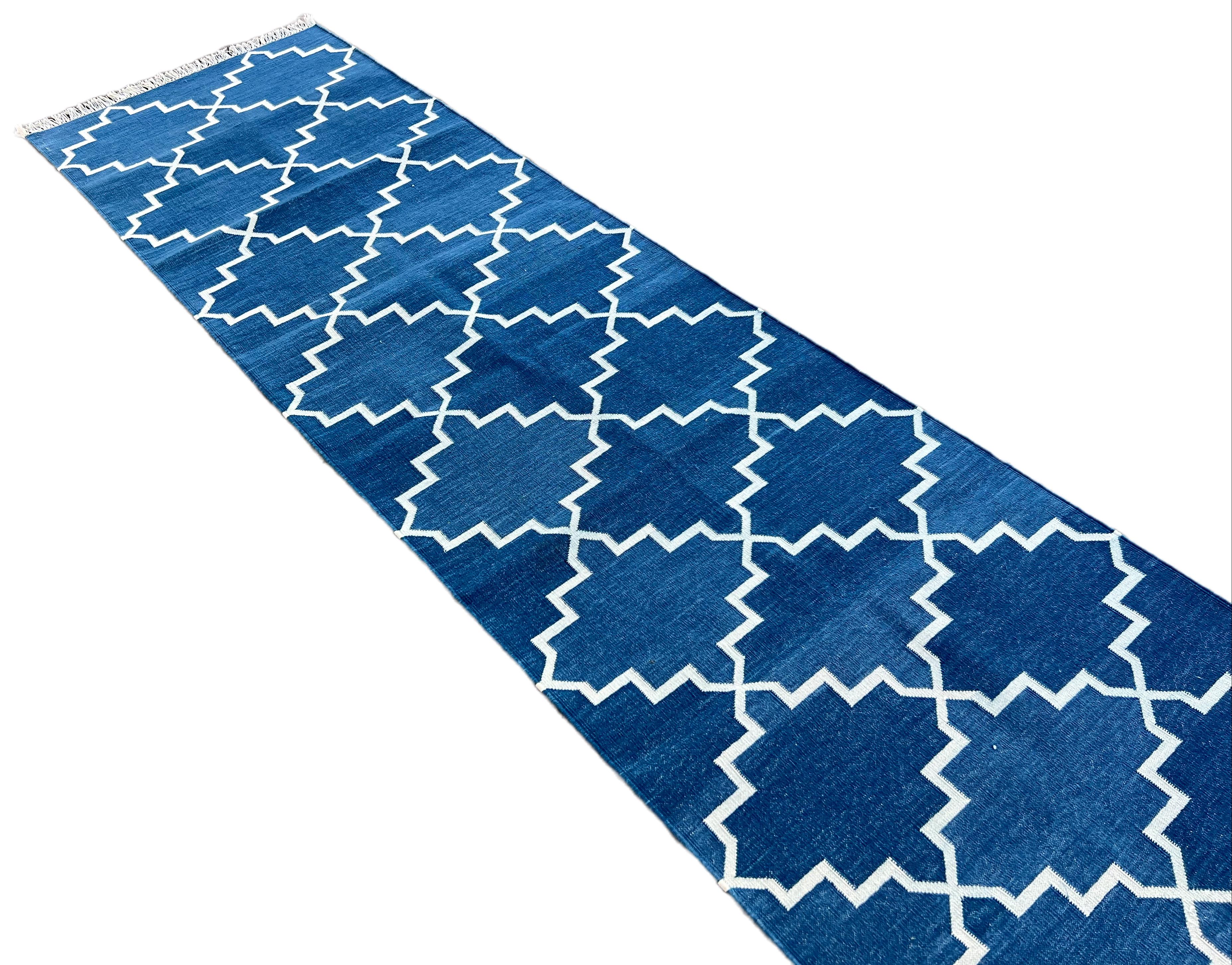 Mid-Century moderno Runner a trama piatta in cotone fatto a mano, 2x8 Blu, Whiting Geometrico Indiano Dhurrie in vendita