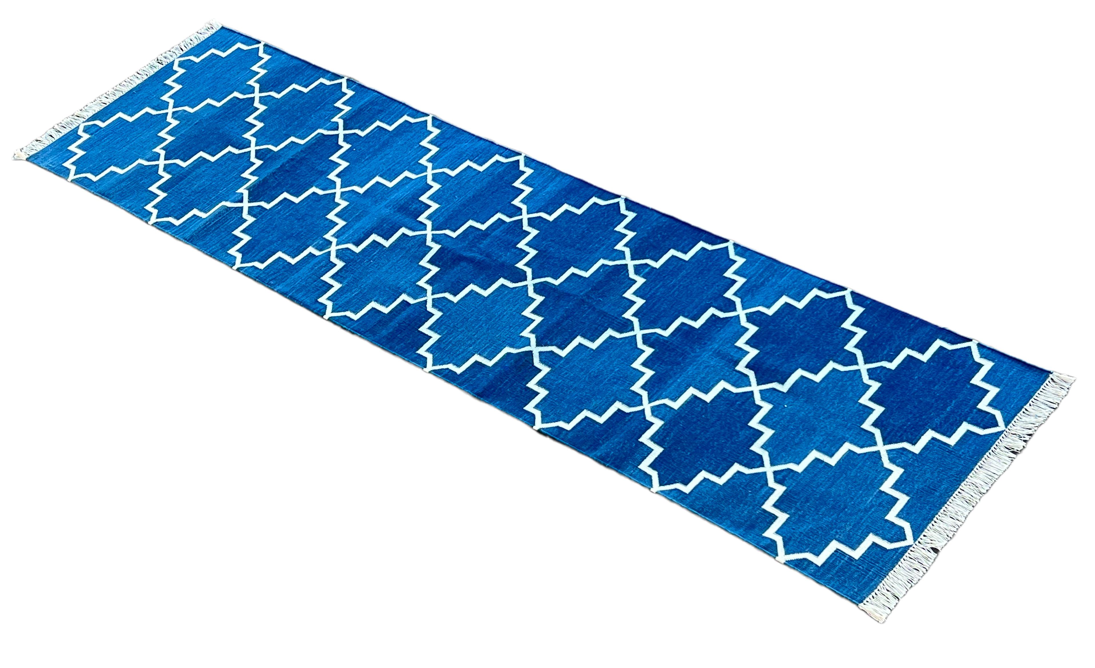 Runner a trama piatta in cotone fatto a mano, 2x8 Blu, Whiting Geometrico Indiano Dhurrie in vendita 1