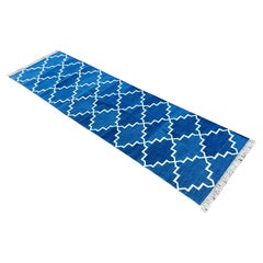 Tapis de coton Dhurrie indien à tissage plat, 2x8, bleu, blanc et géométrique fait main