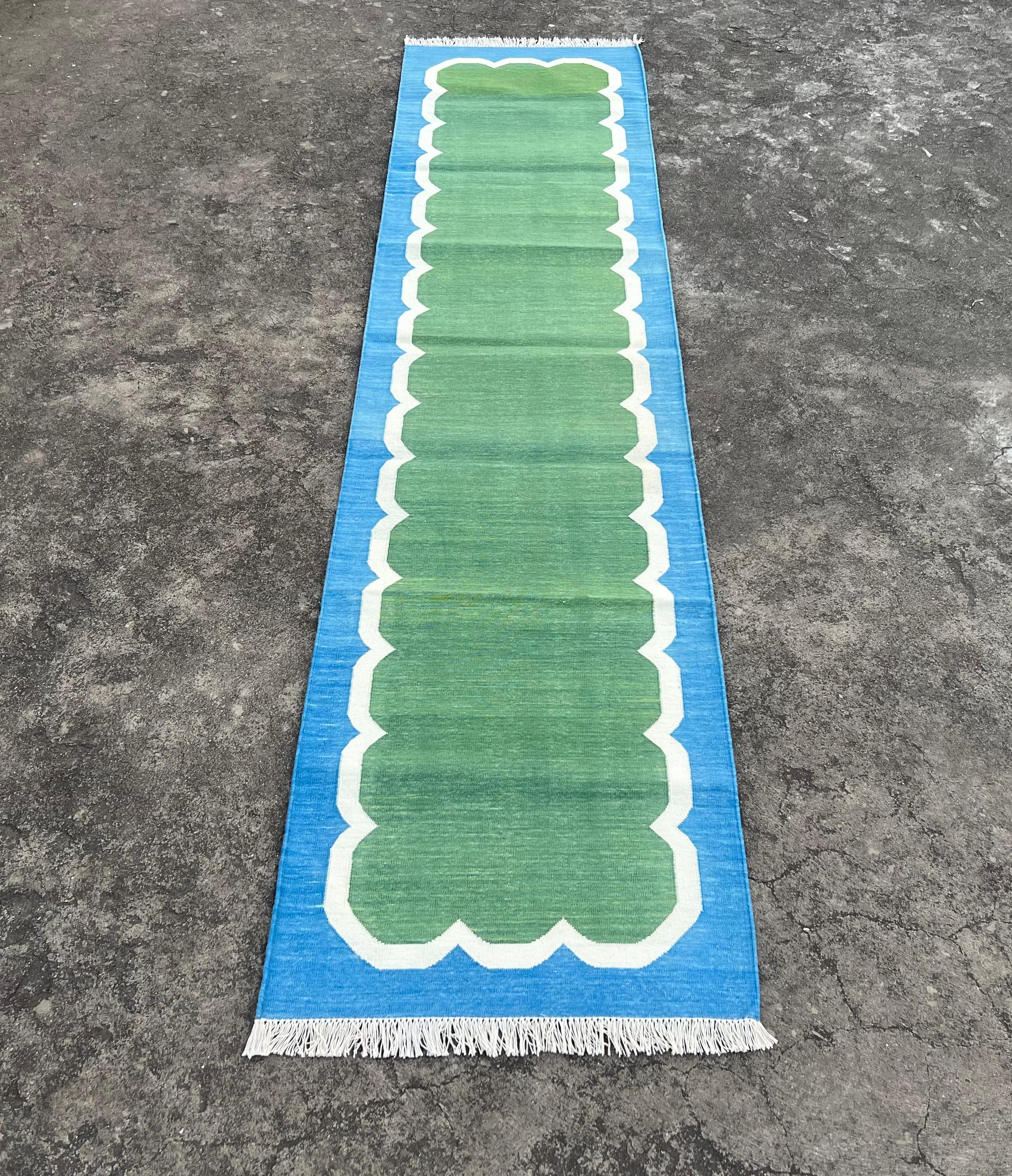 Runner a trama piatta in cotone fatto a mano, 2x9 Greene & Greene, Blue Scalloped Indian Dhurrie in vendita 1