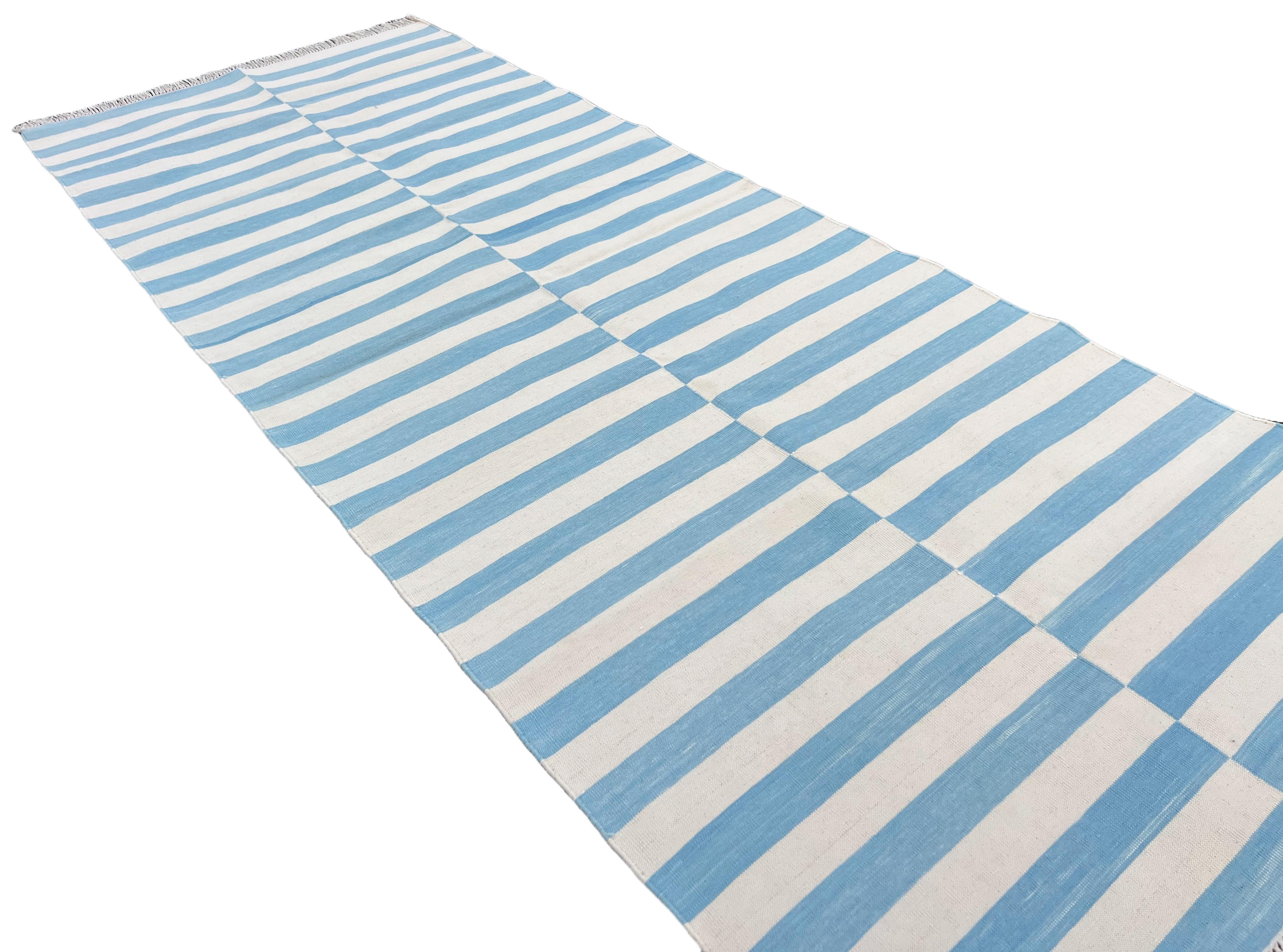 Runner a tessitura piatta in cotone fatto a mano, 3x10 blu, bianco a strisce indiane Dhurrie In condizioni Nuovo in vendita a Jaipur, IN