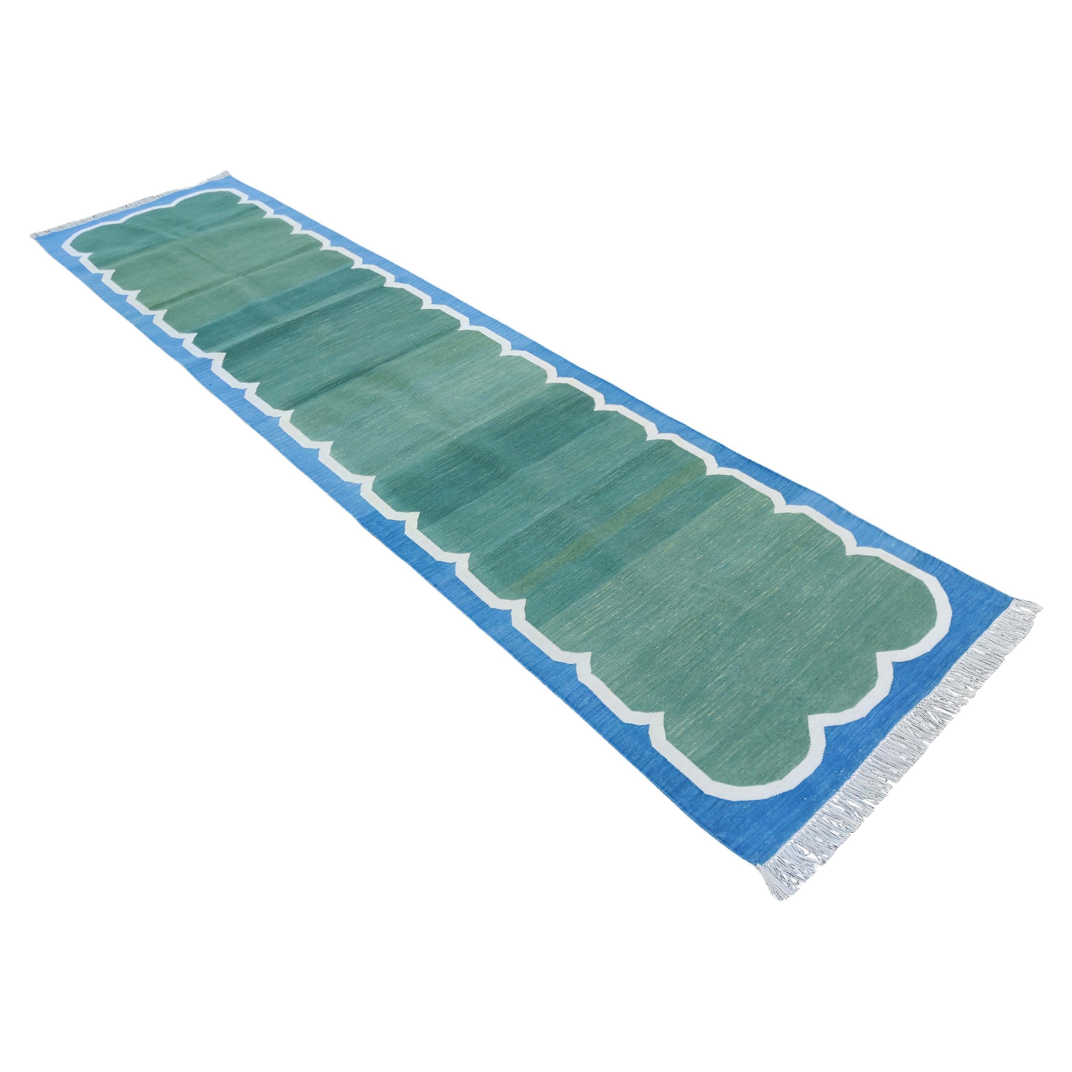 Handgefertigter Flachgewebe-Läufer aus Baumwolle, 3x10 Grüner, blauer Jakobsmuschel-Indianer Dhurrie im Angebot
