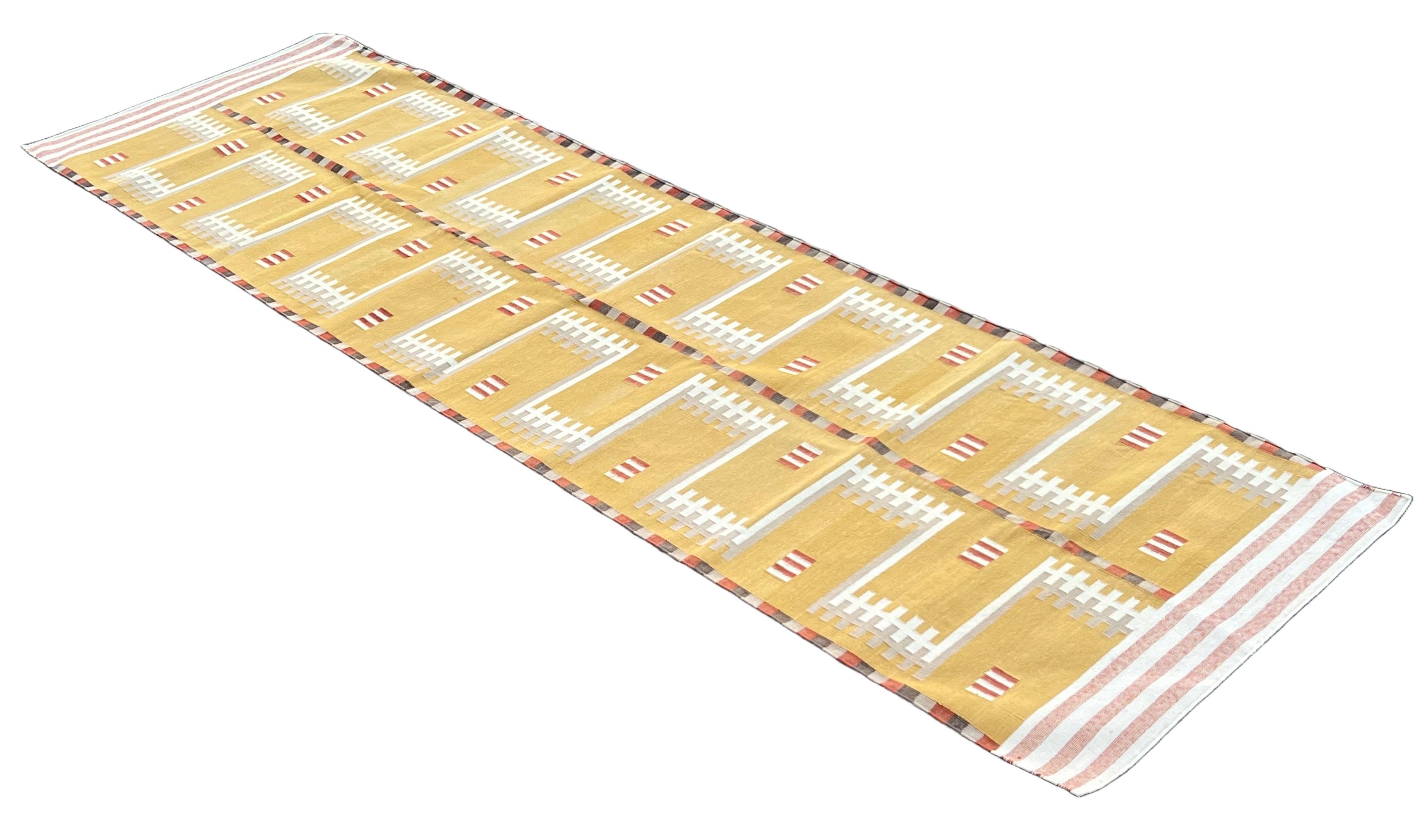 Cotone Nature tinto al vegetale, Senape, Crema e Beige Runner indiano geometrico Dhurrie-3'x10'
Queste speciali dhurry a trama piatta sono tessute a mano con un filo di cotone 100% a 15 strati. A causa delle speciali tecniche di produzione