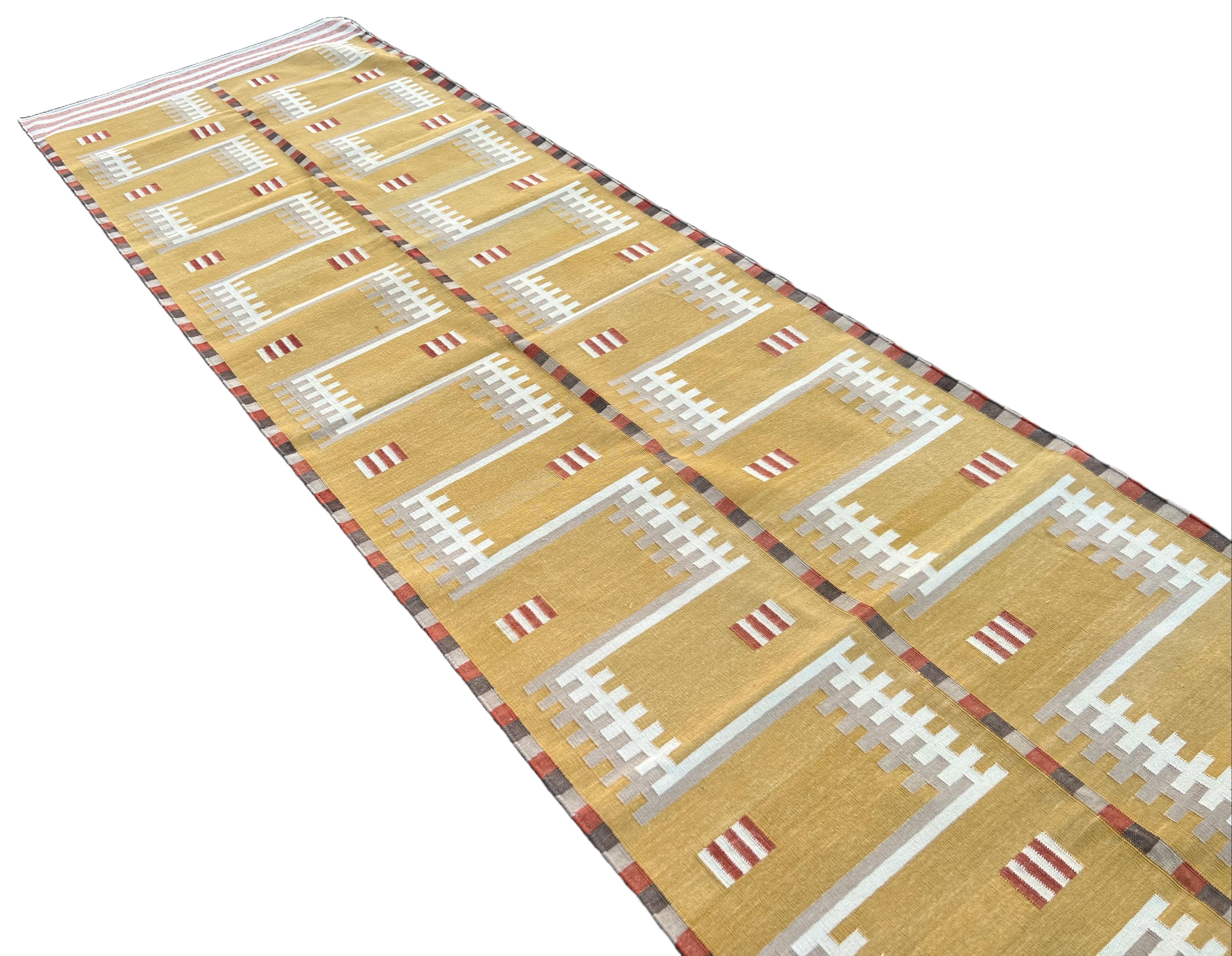 Runner a tessitura piatta in cotone fatto a mano, 3x10 Senape Geometrico Indiano Dhurrie In condizioni Nuovo in vendita a Jaipur, IN