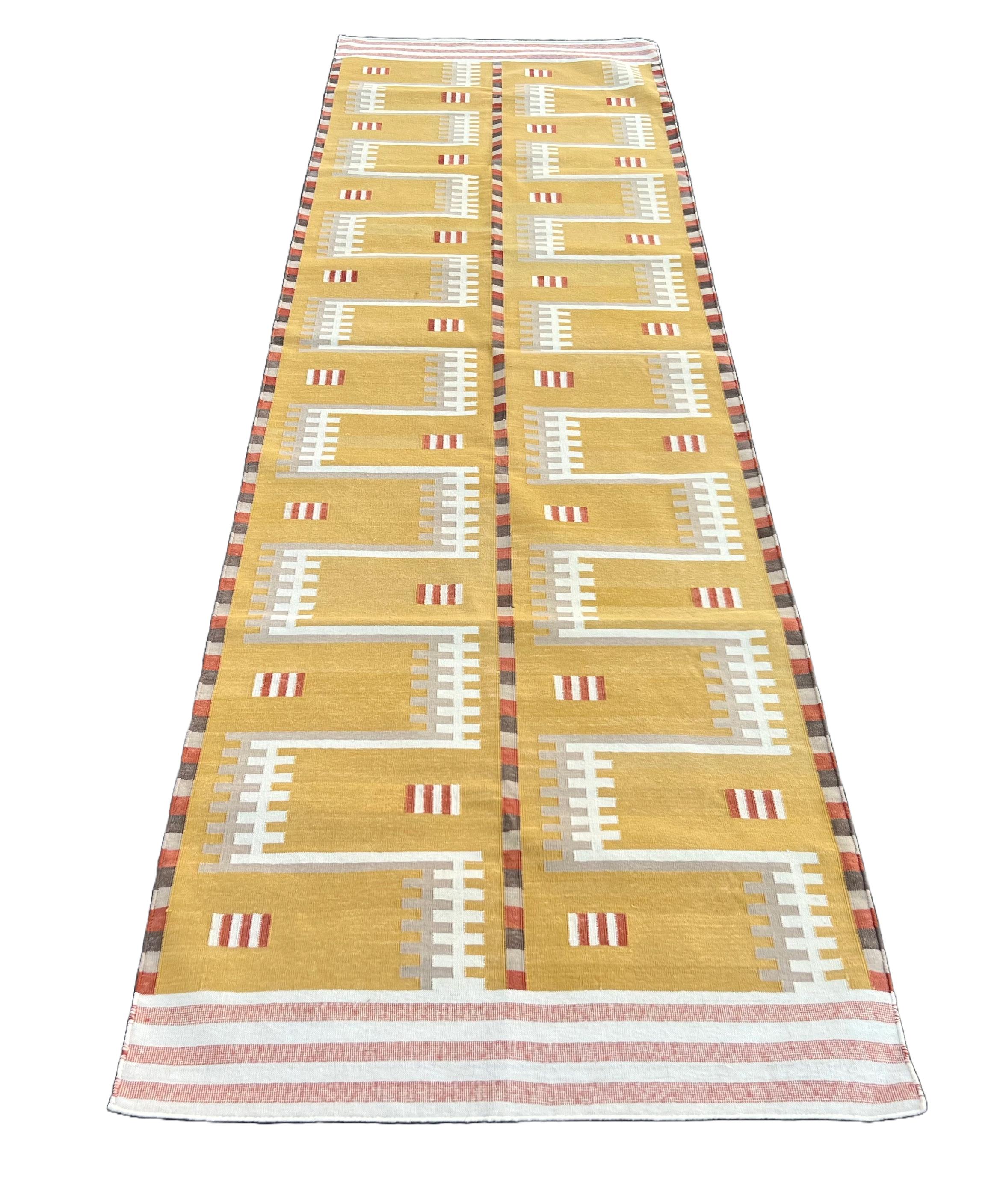 XXI secolo e contemporaneo Runner a tessitura piatta in cotone fatto a mano, 3x10 Senape Geometrico Indiano Dhurrie in vendita