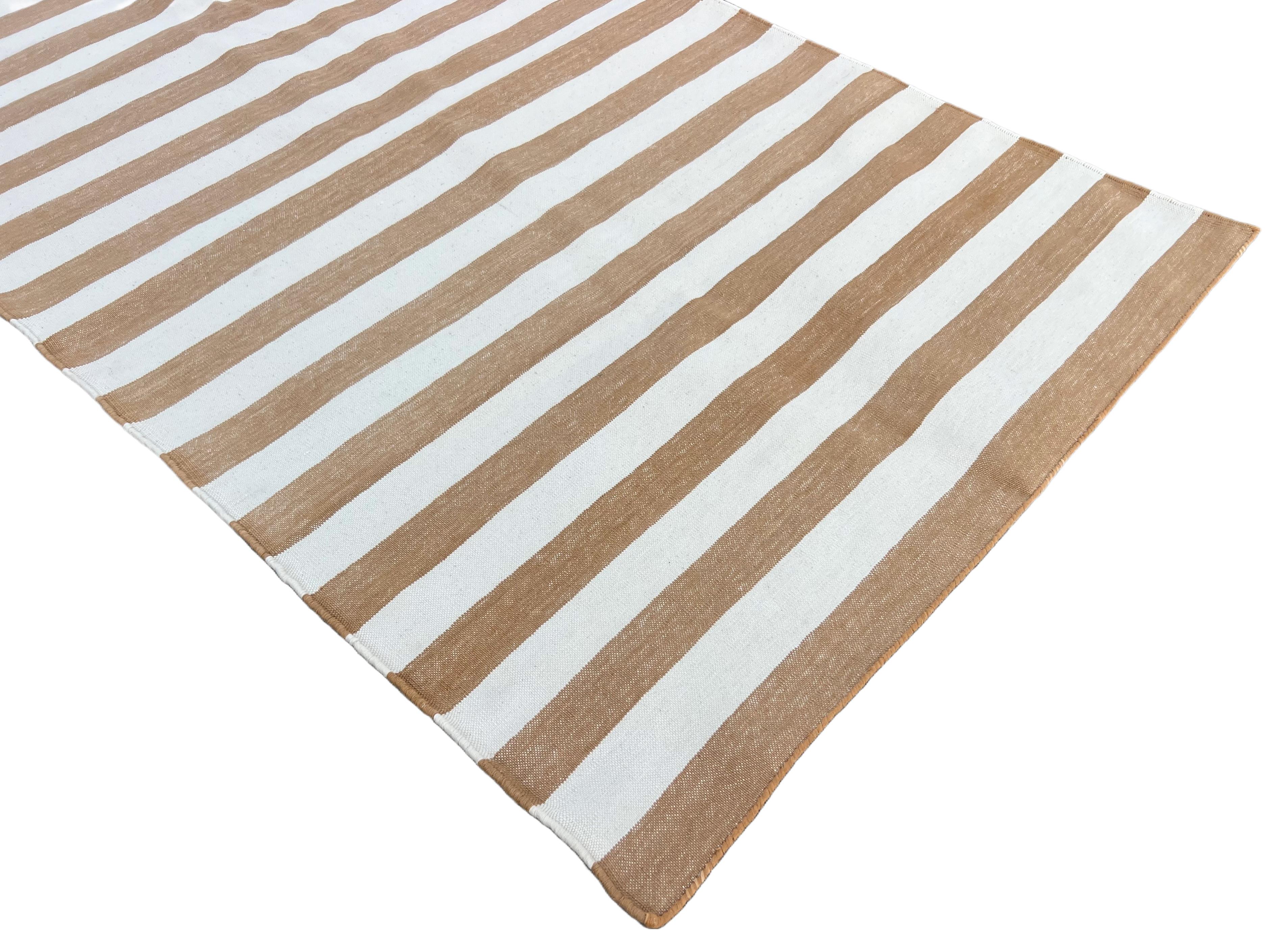 Mid-Century moderno Runner a trama piatta in cotone fatto a mano, 3x10 a righe crema e marrone, indiano Dhurrie in vendita