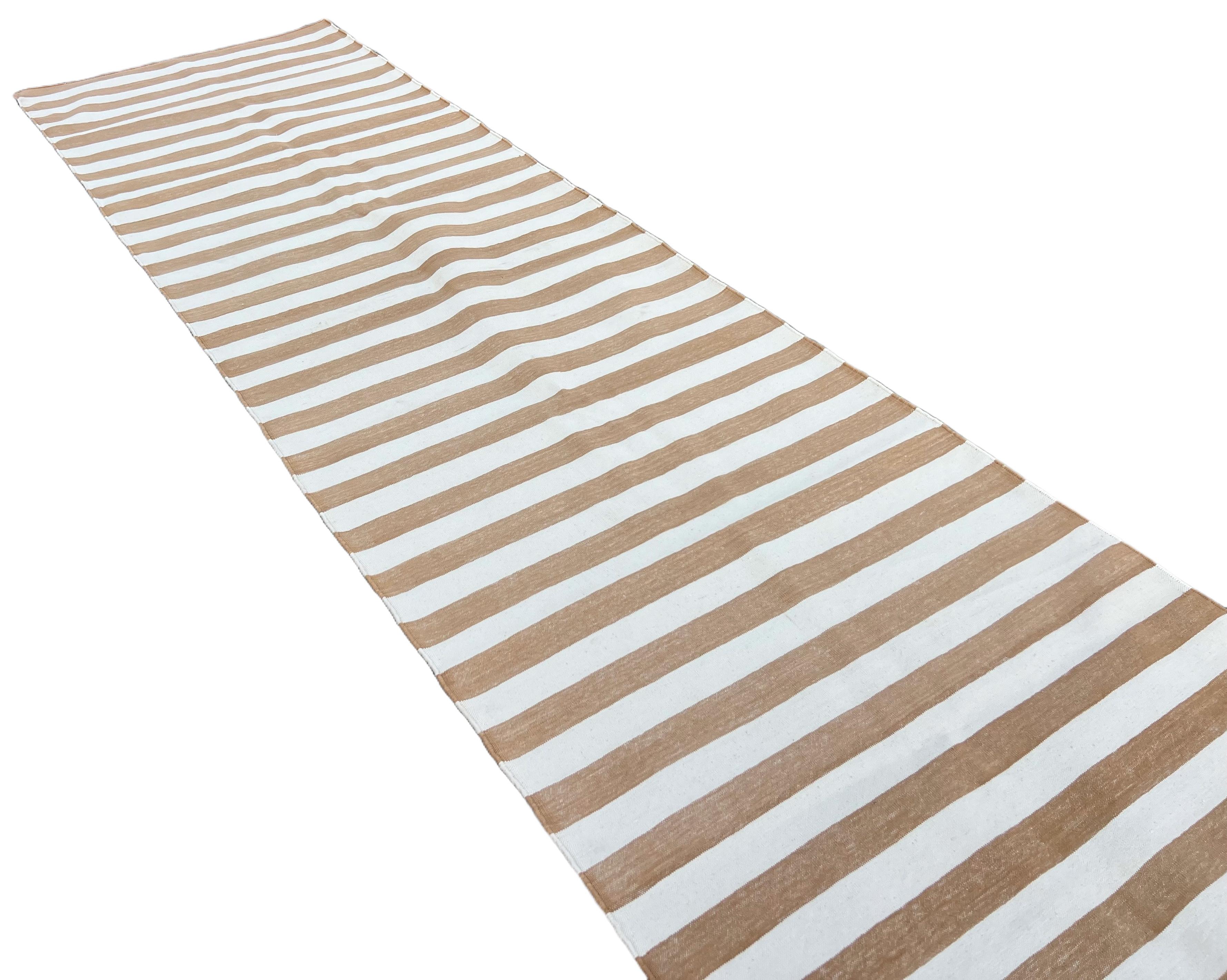 Indiano Runner a trama piatta in cotone fatto a mano, 3x10 a righe crema e marrone, indiano Dhurrie in vendita