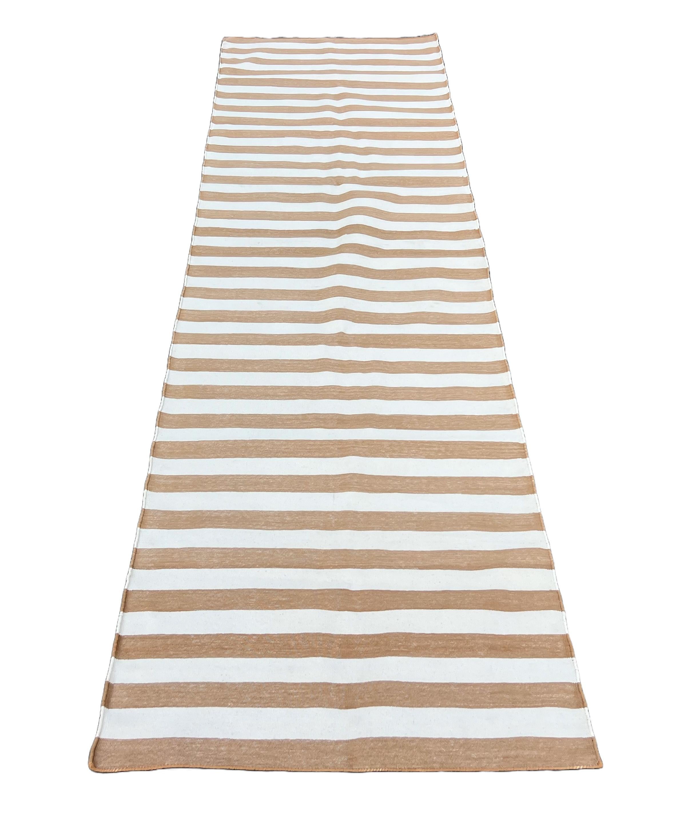 Tessuto a mano Runner a trama piatta in cotone fatto a mano, 3x10 a righe crema e marrone, indiano Dhurrie in vendita