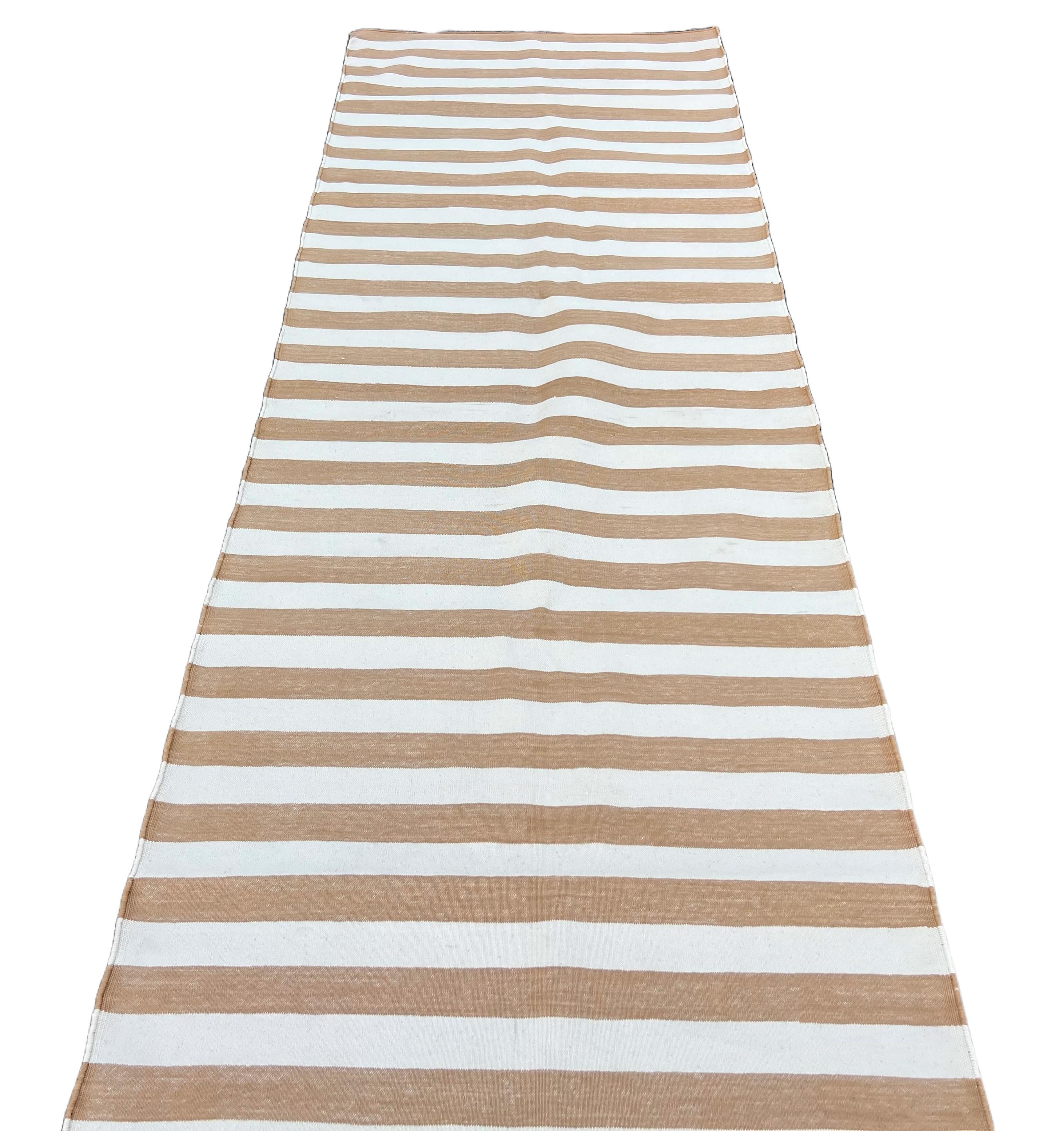 Runner a trama piatta in cotone fatto a mano, 3x10 a righe crema e marrone, indiano Dhurrie In condizioni Nuovo in vendita a Jaipur, IN
