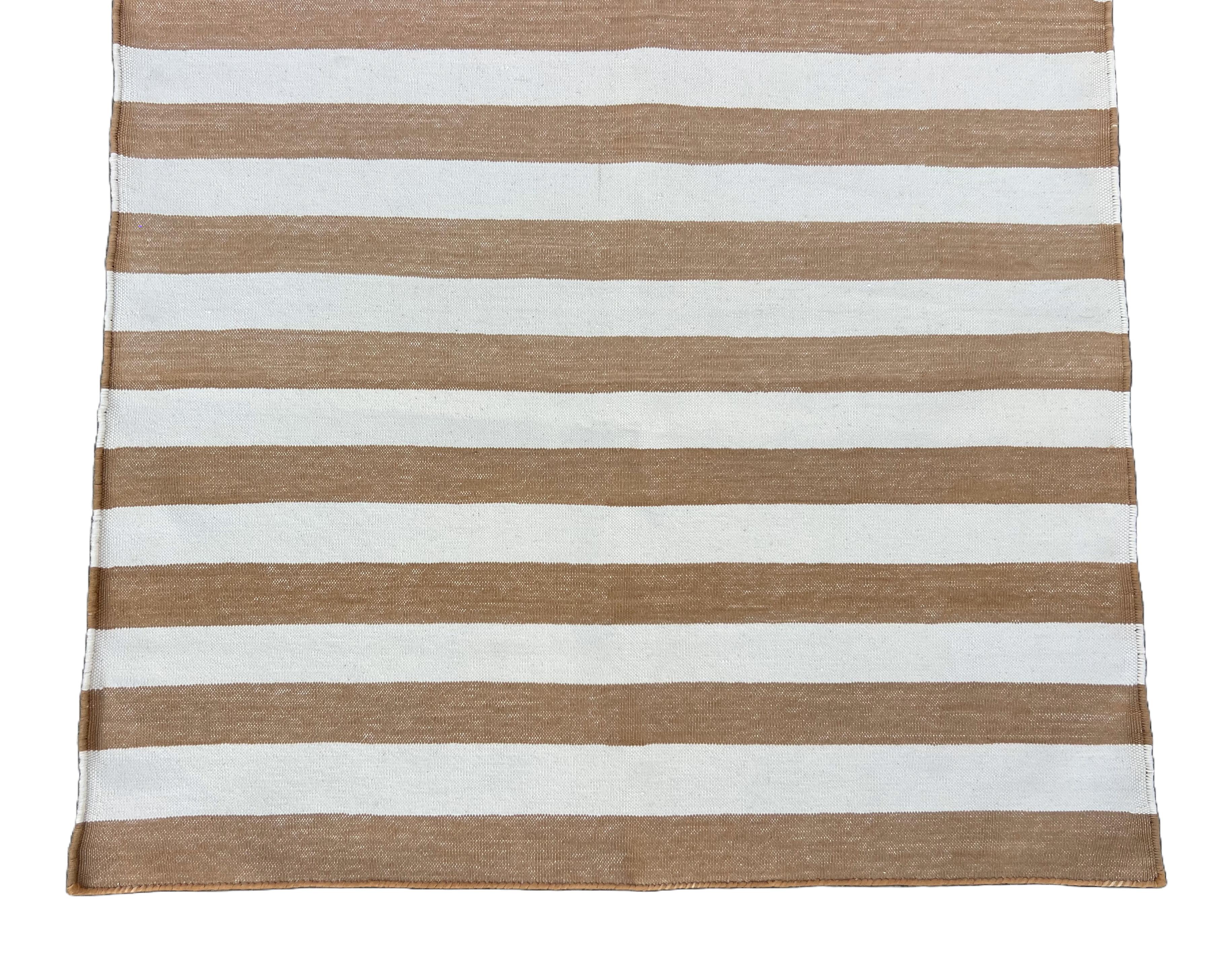 XXI secolo e contemporaneo Runner a trama piatta in cotone fatto a mano, 3x10 a righe crema e marrone, indiano Dhurrie in vendita