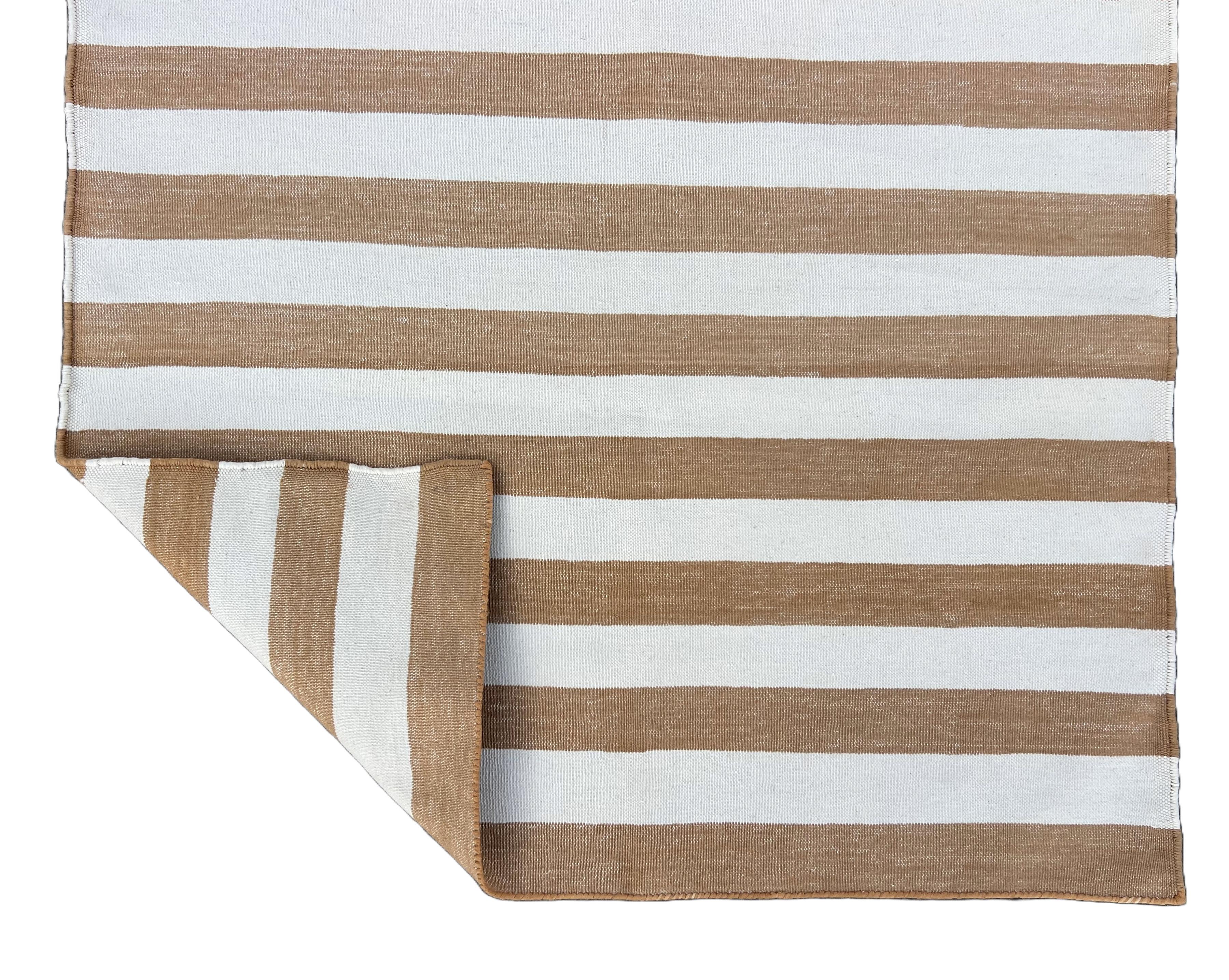 Cotone Runner a trama piatta in cotone fatto a mano, 3x10 a righe crema e marrone, indiano Dhurrie in vendita