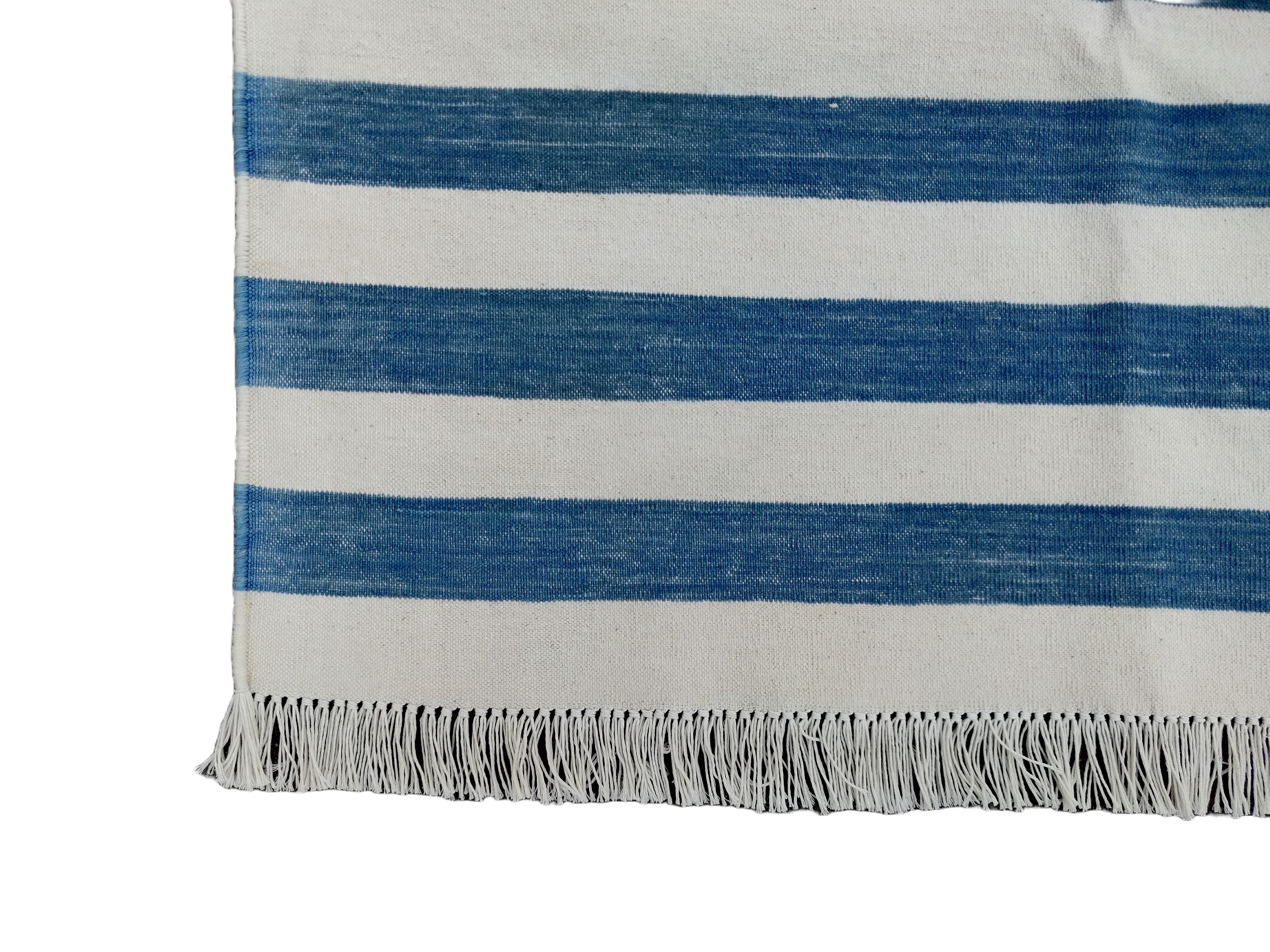 Handgefertigter Flachgewebe-Läufer aus Baumwolle, 3x12 Blau und Weiß gestreifter Dhurrie-Teppich, Dhurrie im Angebot 3