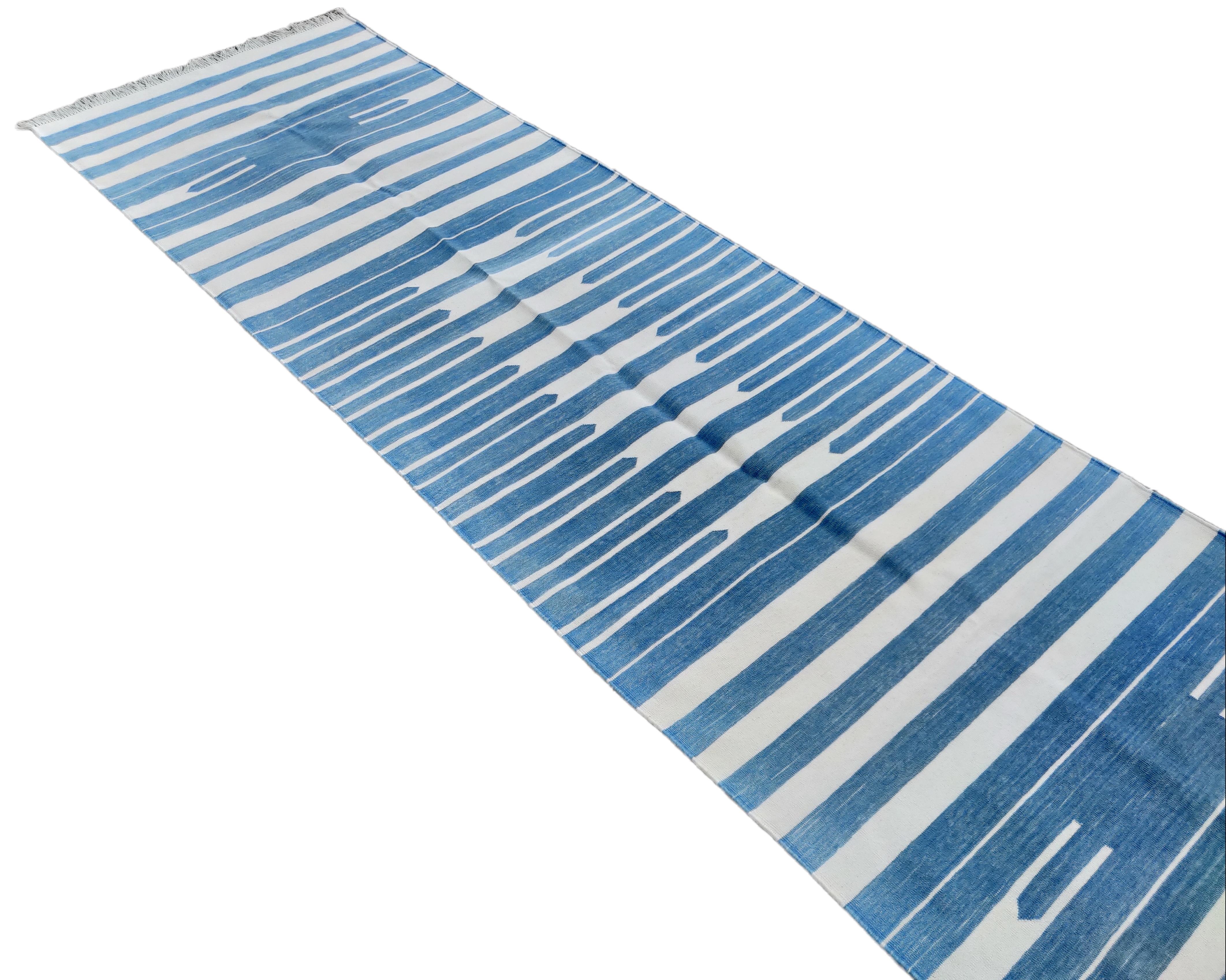 Handgefertigter Flachgewebe-Läufer aus Baumwolle, 3x12 Blau und Weiß gestreifter Dhurrie-Teppich, Dhurrie (Indisch) im Angebot