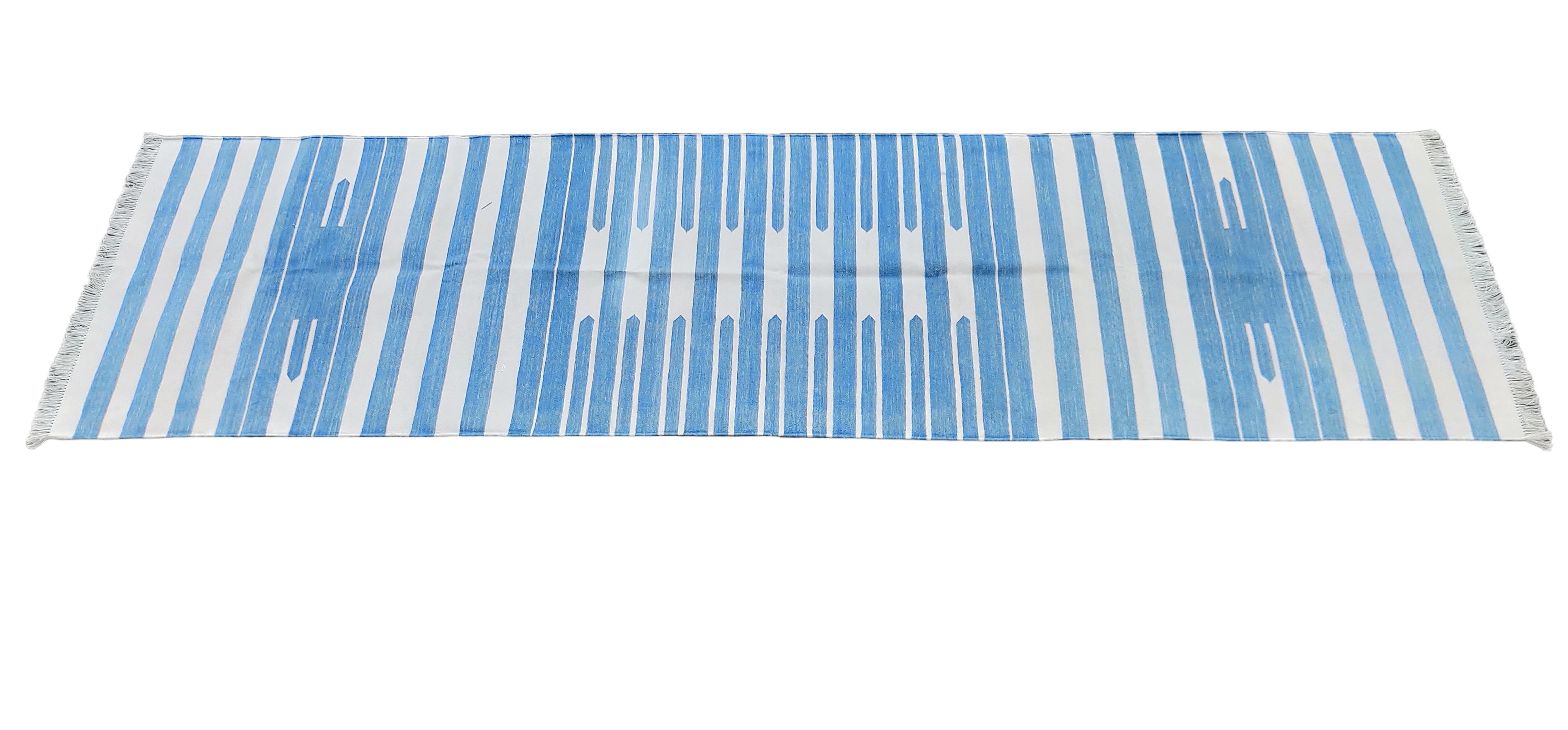 Handgefertigter Flachgewebe-Läufer aus Baumwolle, 3x12 Blau und Weiß gestreifter Dhurrie-Teppich, Dhurrie (Handgewebt) im Angebot