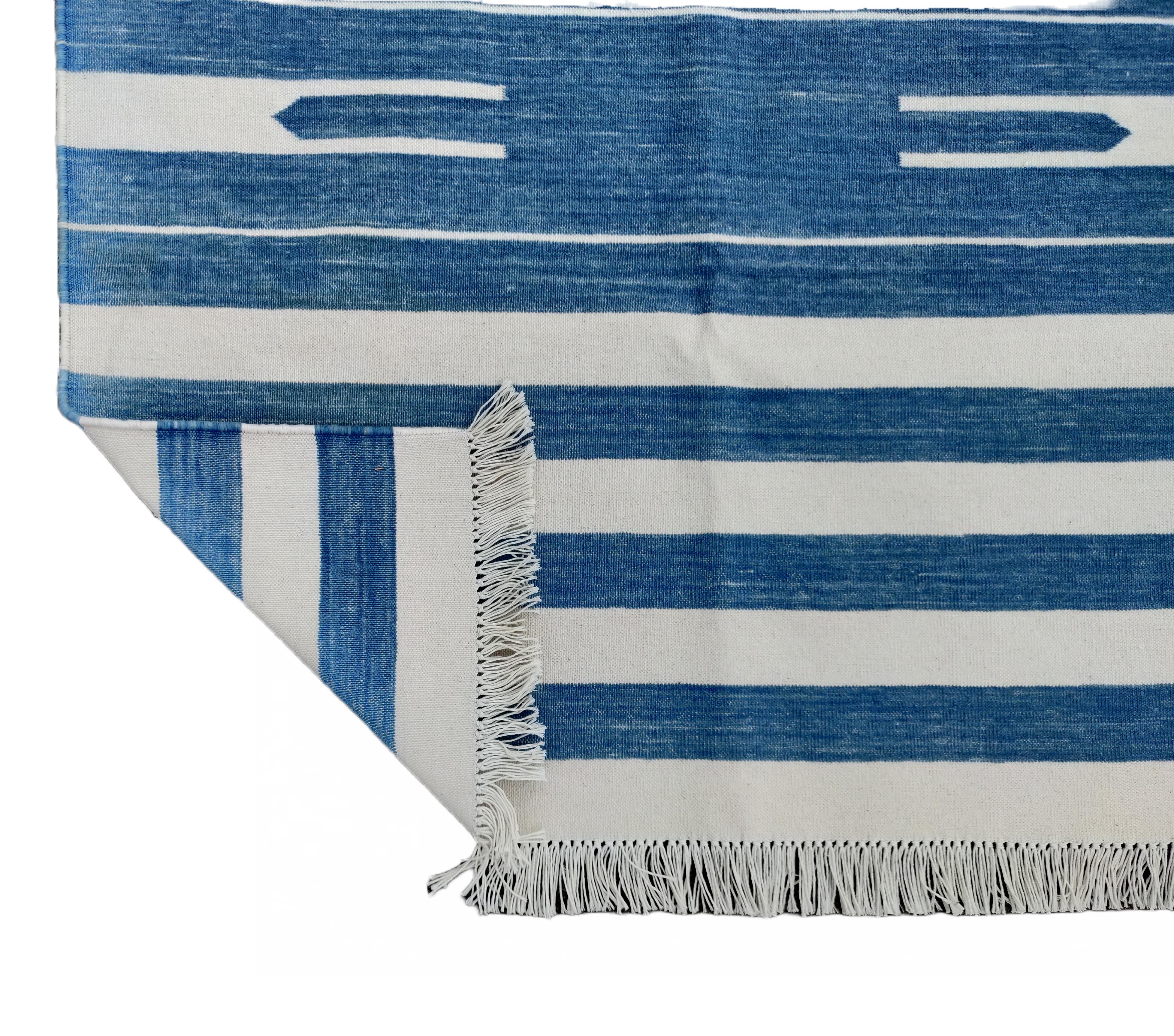 Handgefertigter Flachgewebe-Läufer aus Baumwolle, 3x12 Blau und Weiß gestreifter Dhurrie-Teppich, Dhurrie im Angebot 1