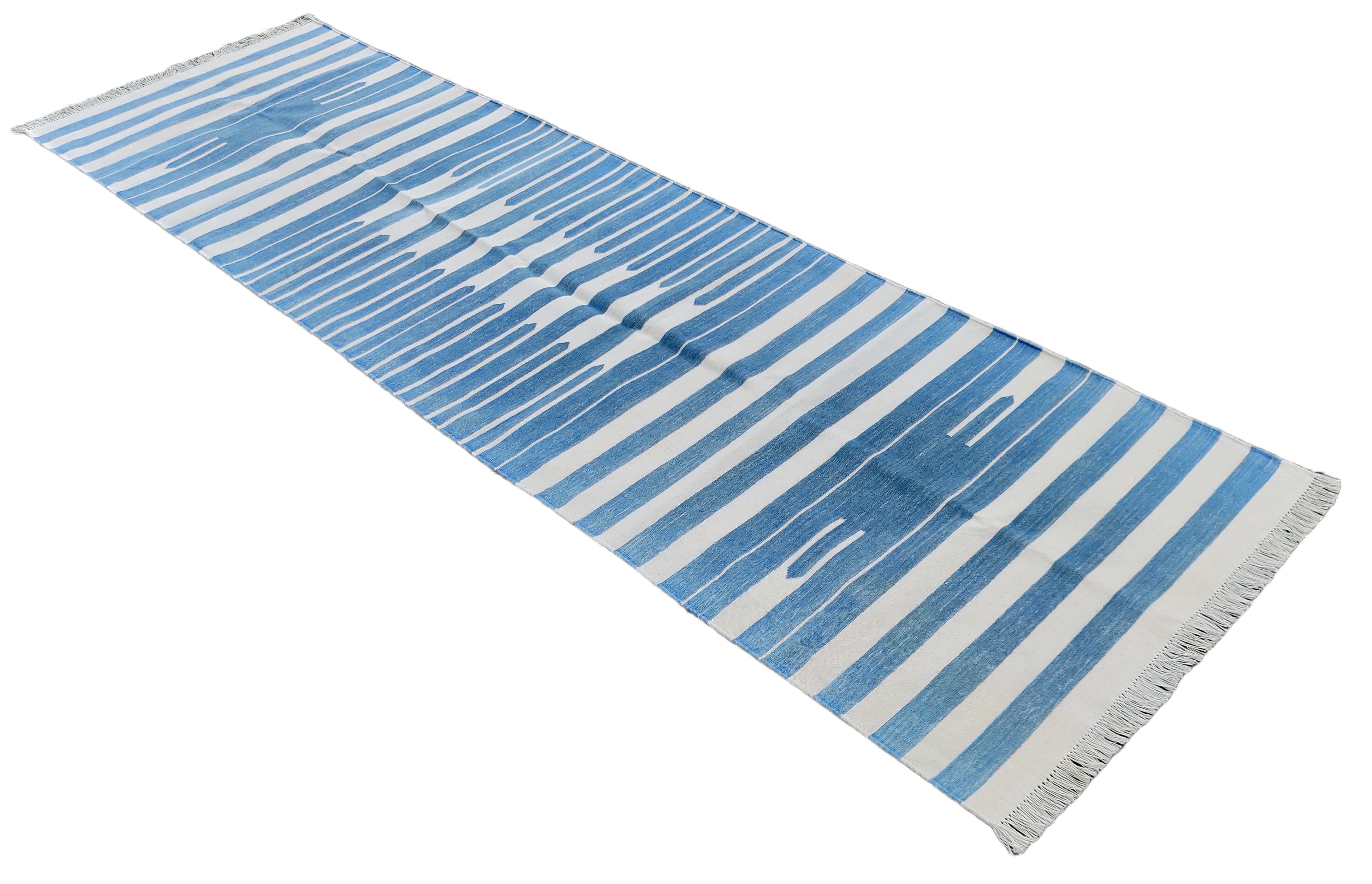 Handgefertigter Flachgewebe-Läufer aus Baumwolle, 3x12 Blau und Weiß gestreifter Dhurrie-Teppich, Dhurrie im Angebot 2