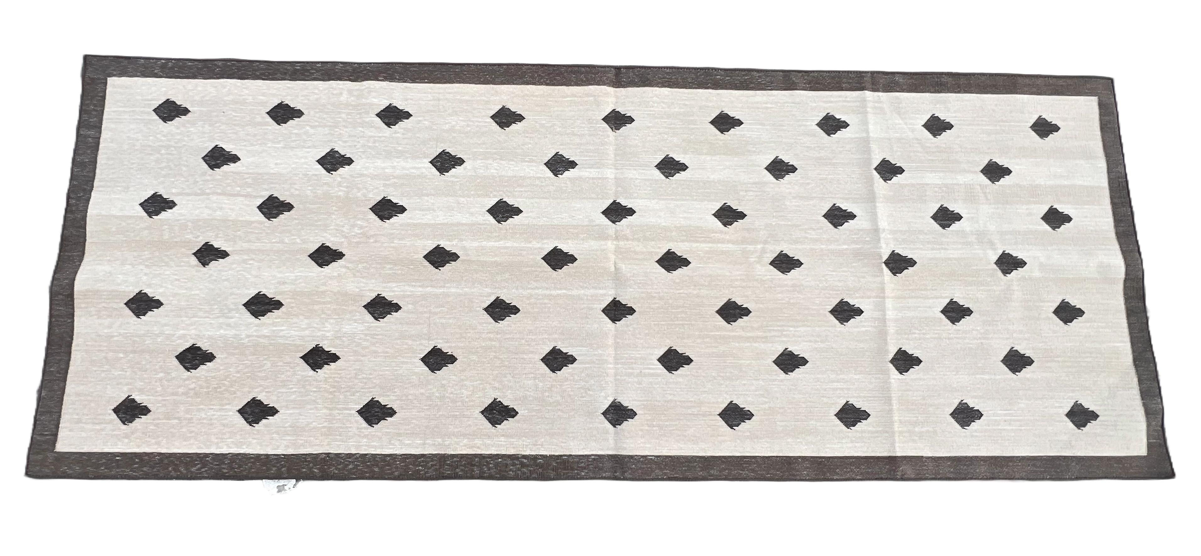 Runner indiano Dhurrie in cotone Nature tinto al vegetale, beige e marrone con motivo a foglie 3'x8' (90x240cm)

Queste speciali dhurry a trama piatta sono tessute a mano con un filo di cotone 100% a 15 strati. A causa delle speciali tecniche di