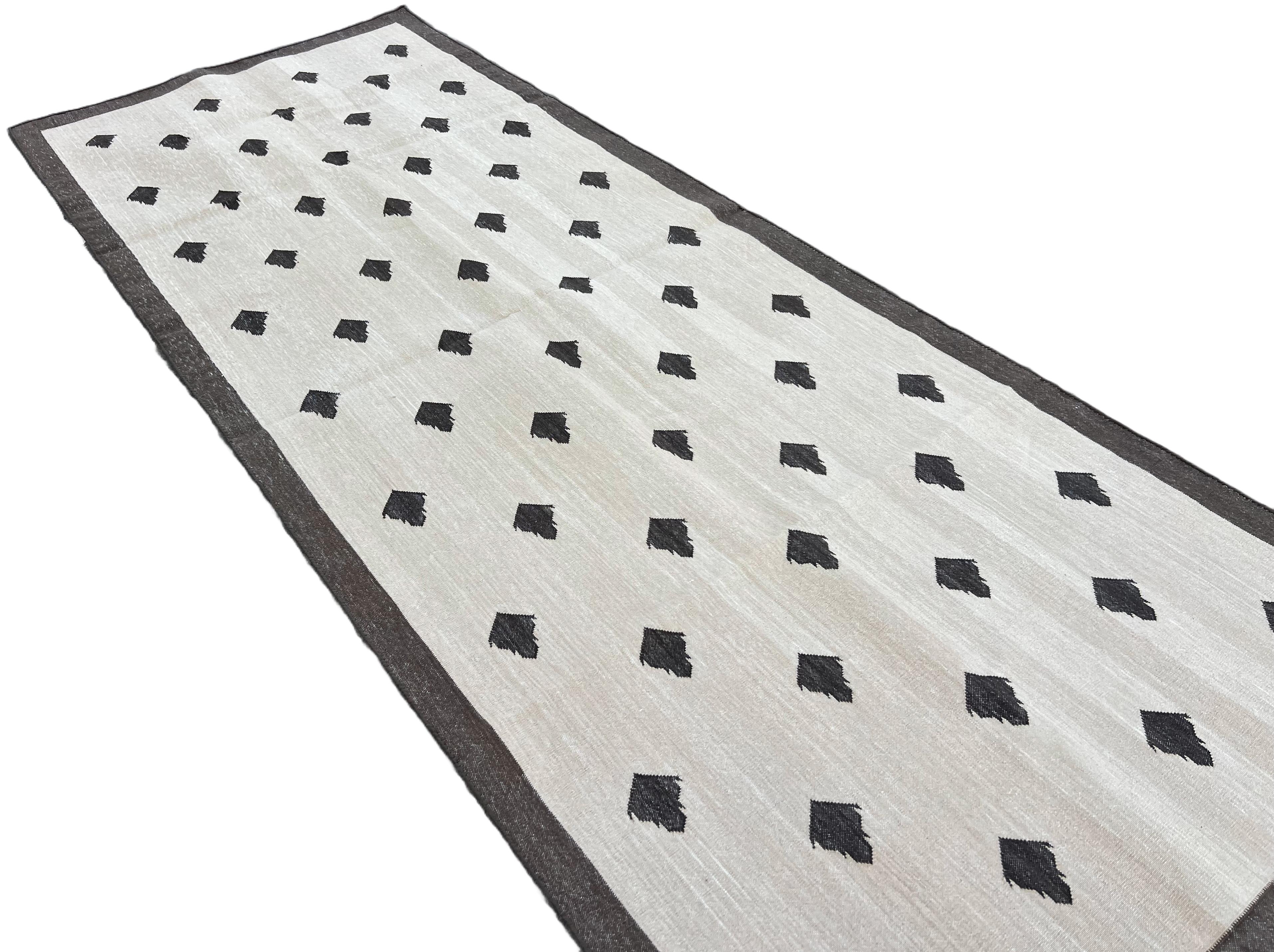 Tessuto a mano Runner a tessitura piatta in cotone fatto a mano, 3x8 Beige e Marrone Foglia Indiana Dhurrie in vendita