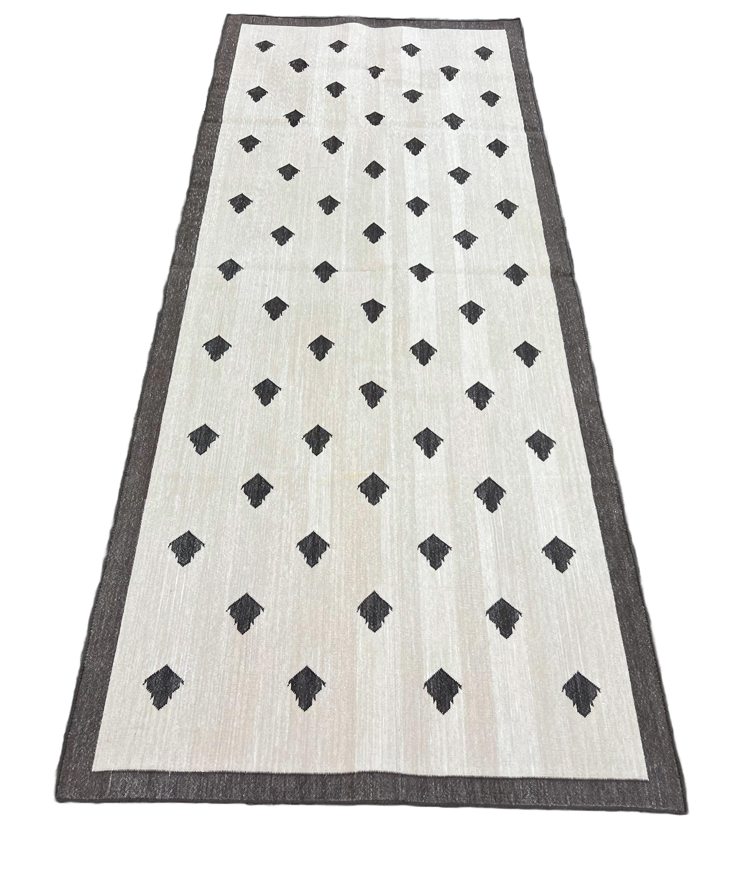 Runner a tessitura piatta in cotone fatto a mano, 3x8 Beige e Marrone Foglia Indiana Dhurrie In condizioni Nuovo in vendita a Jaipur, IN