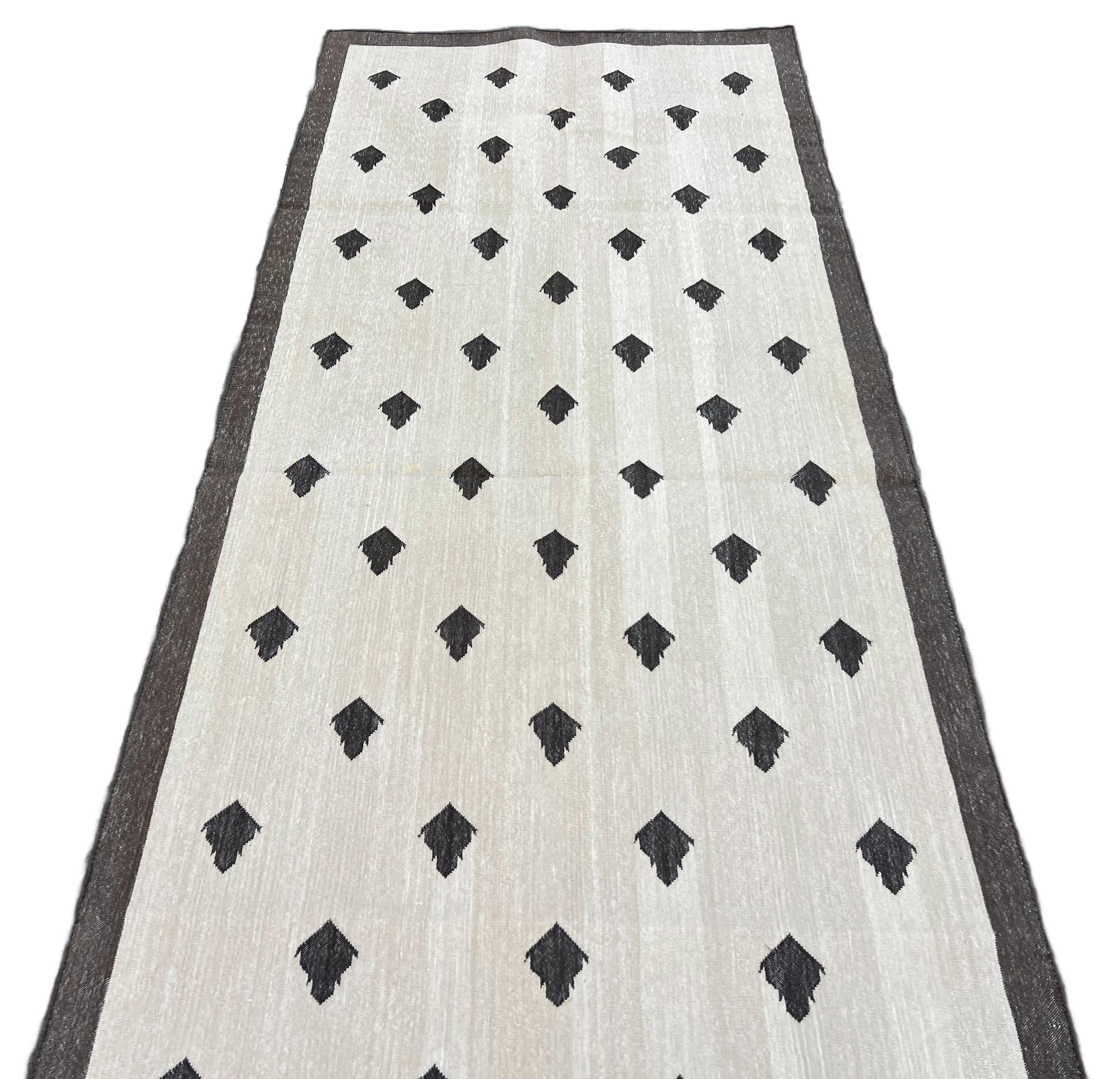 XXI secolo e contemporaneo Runner a tessitura piatta in cotone fatto a mano, 3x8 Beige e Marrone Foglia Indiana Dhurrie in vendita