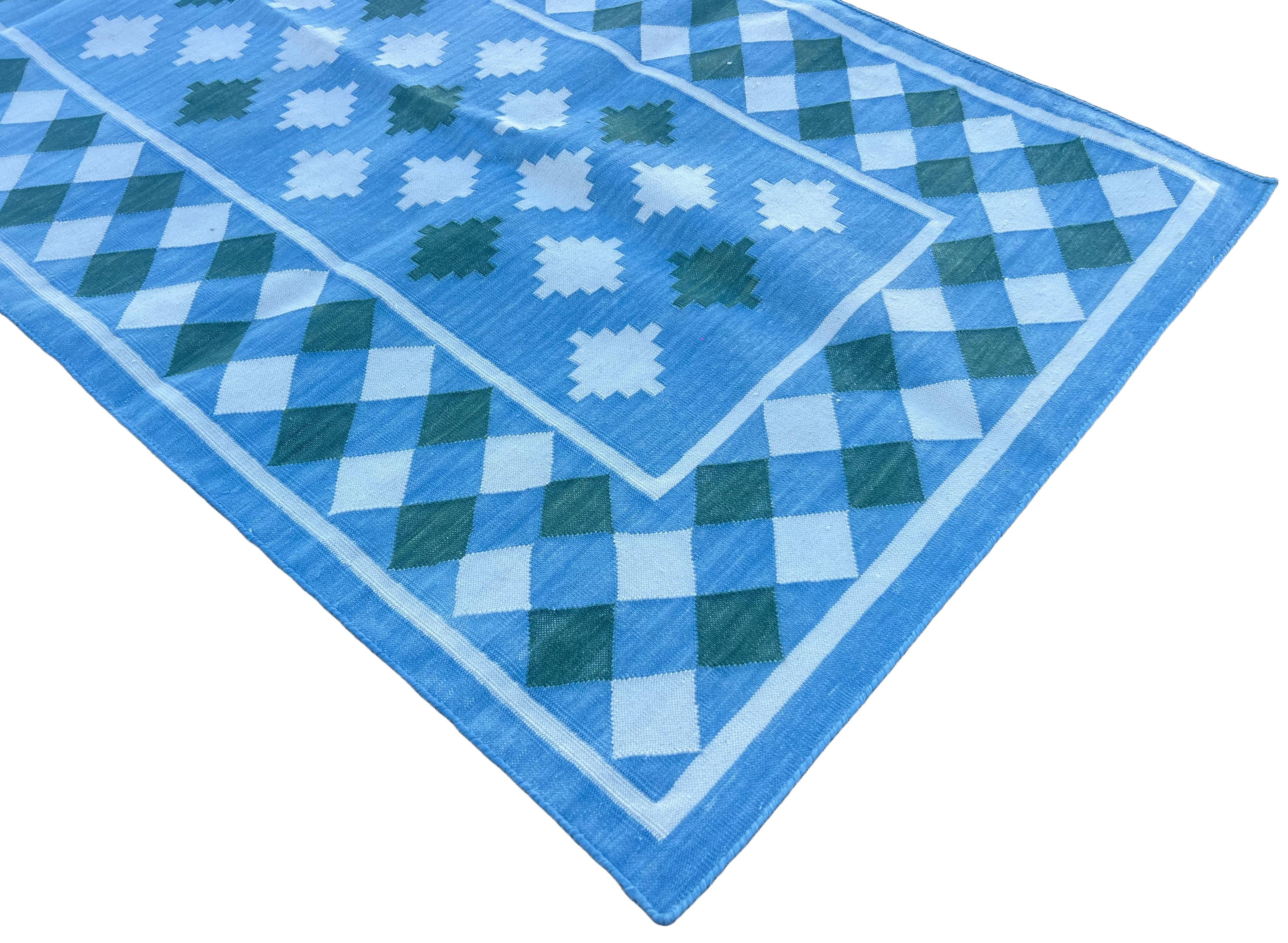 Alfombra Sueca de Algodón Natural Teñido de Vegetal, Azul Cielo, Verde Bosque y Crema, Estampado de Cuadros de Estrellas, Dhurrie Hindú 3'x8' (90x240cm)

Estas dhurries especiales de tejido plano están tejidas a mano con hilo de 15 cabos de algodón