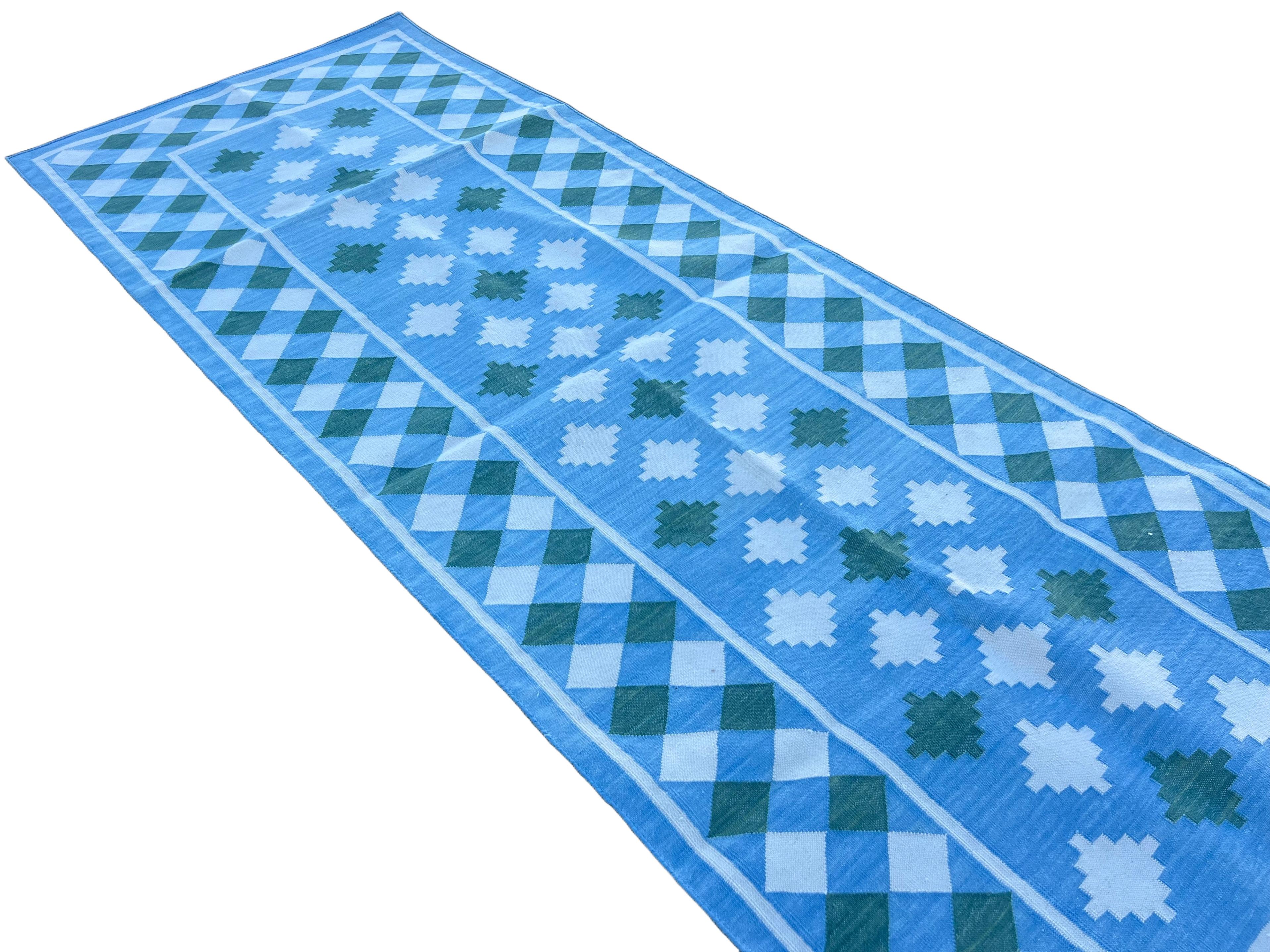 Alfombra Tejida a Mano de Algodón, 3x8 Cuadros Azules y Verdes Dhurrie Indio Moderno de mediados de siglo en venta