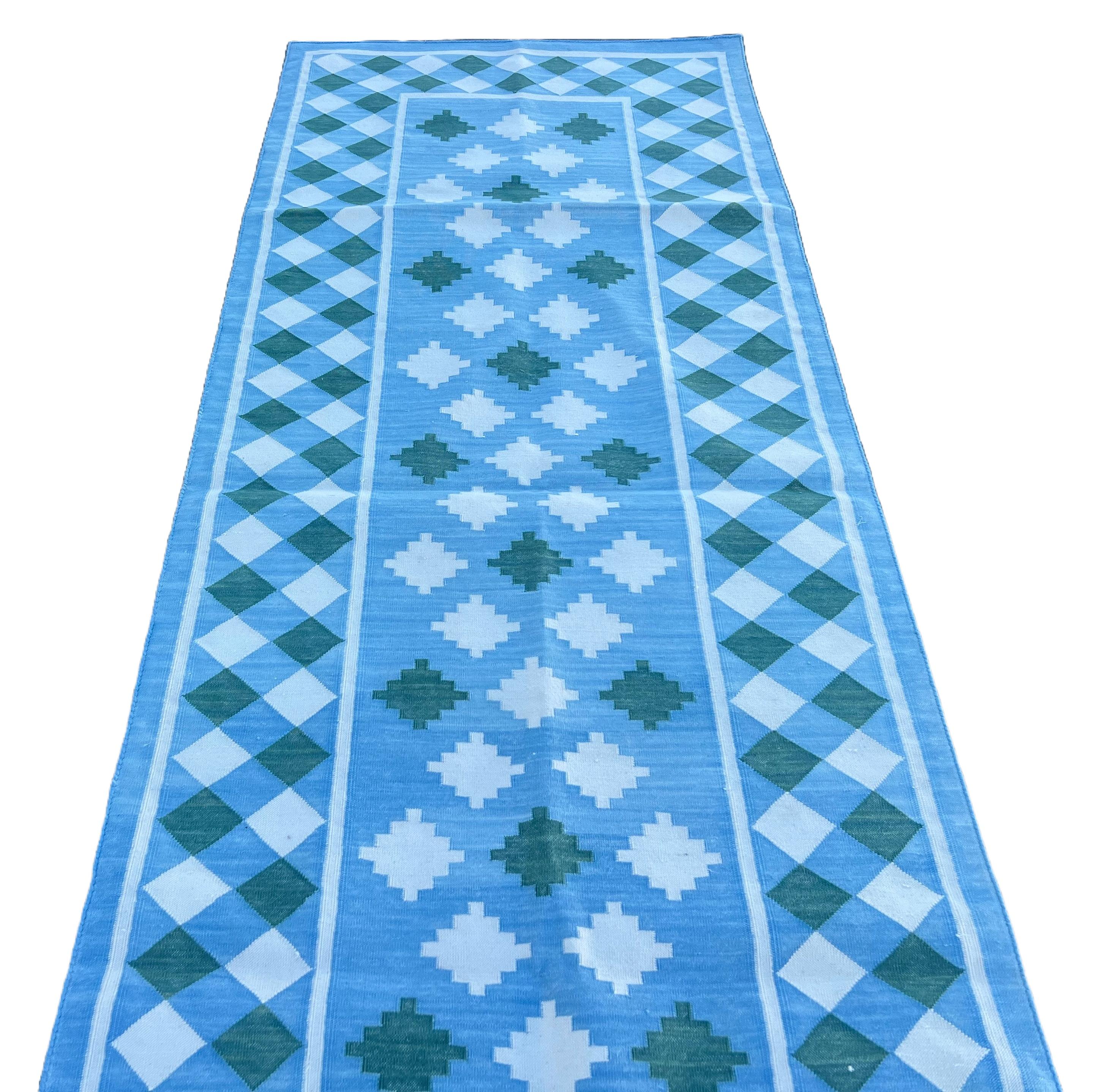 Alfombra Tejida a Mano de Algodón, 3x8 Cuadros Azules y Verdes Dhurrie Indio Siglo XXI y contemporáneo en venta