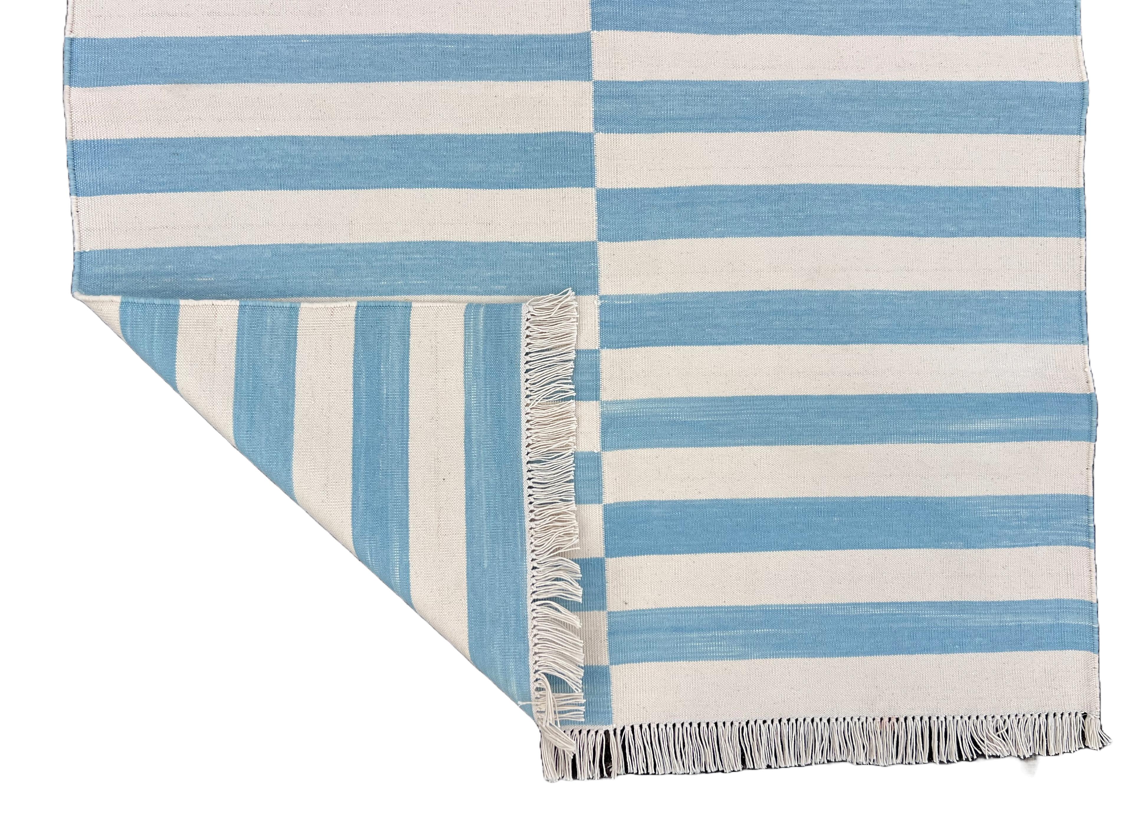 Runner a trama piatta in cotone fatto a mano, 3x8 a righe bianche e blu, indiano Dhurrie in vendita 3