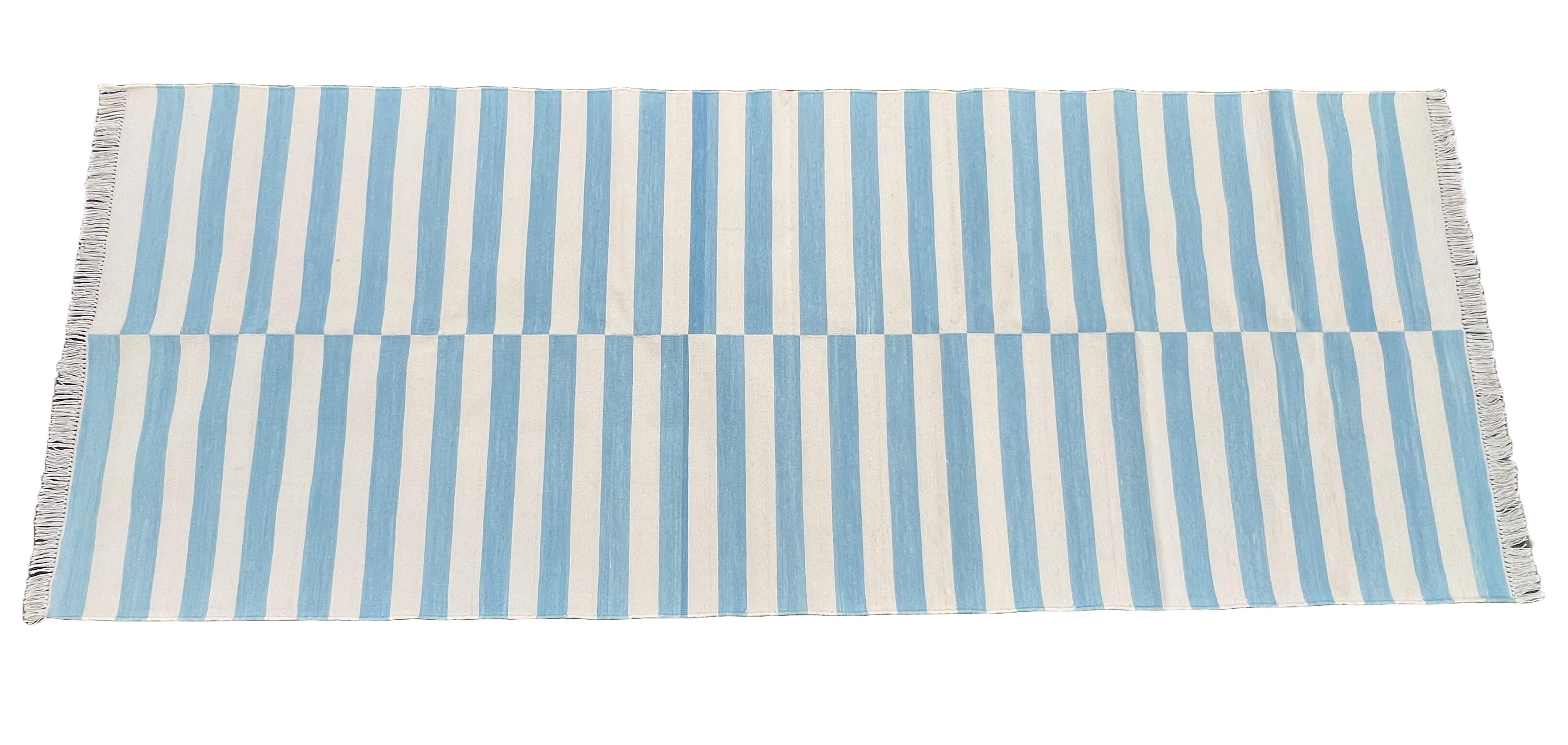 Mid-Century moderno Runner a trama piatta in cotone fatto a mano, 3x8 a righe bianche e blu, indiano Dhurrie in vendita