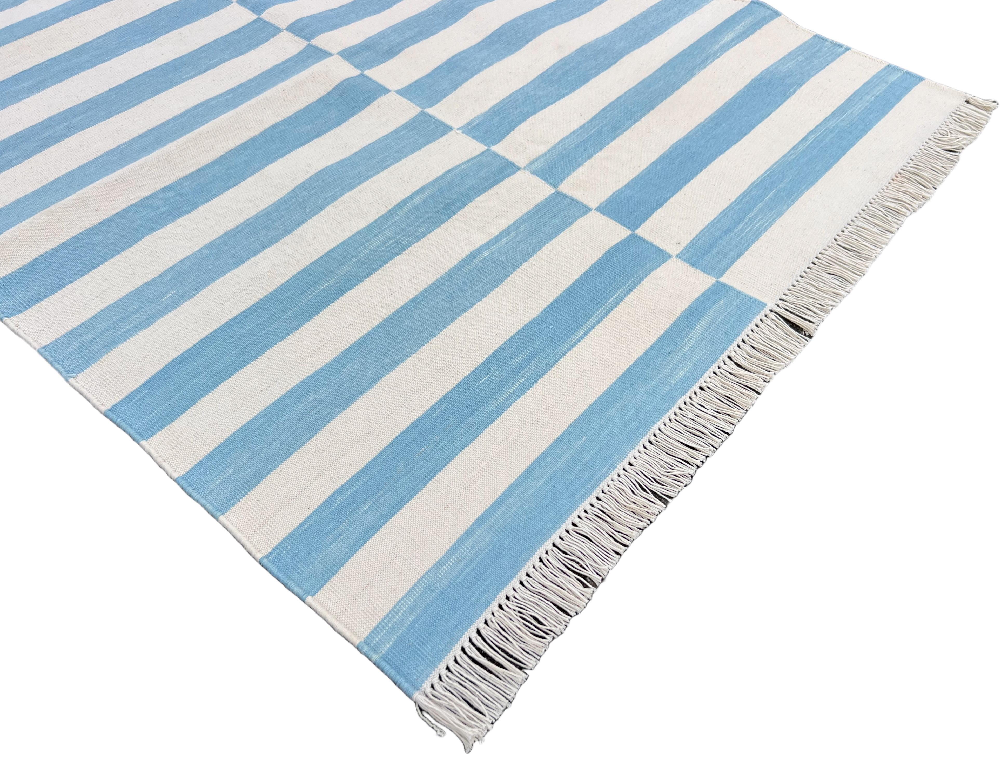Tessuto a mano Runner a trama piatta in cotone fatto a mano, 3x8 a righe bianche e blu, indiano Dhurrie in vendita