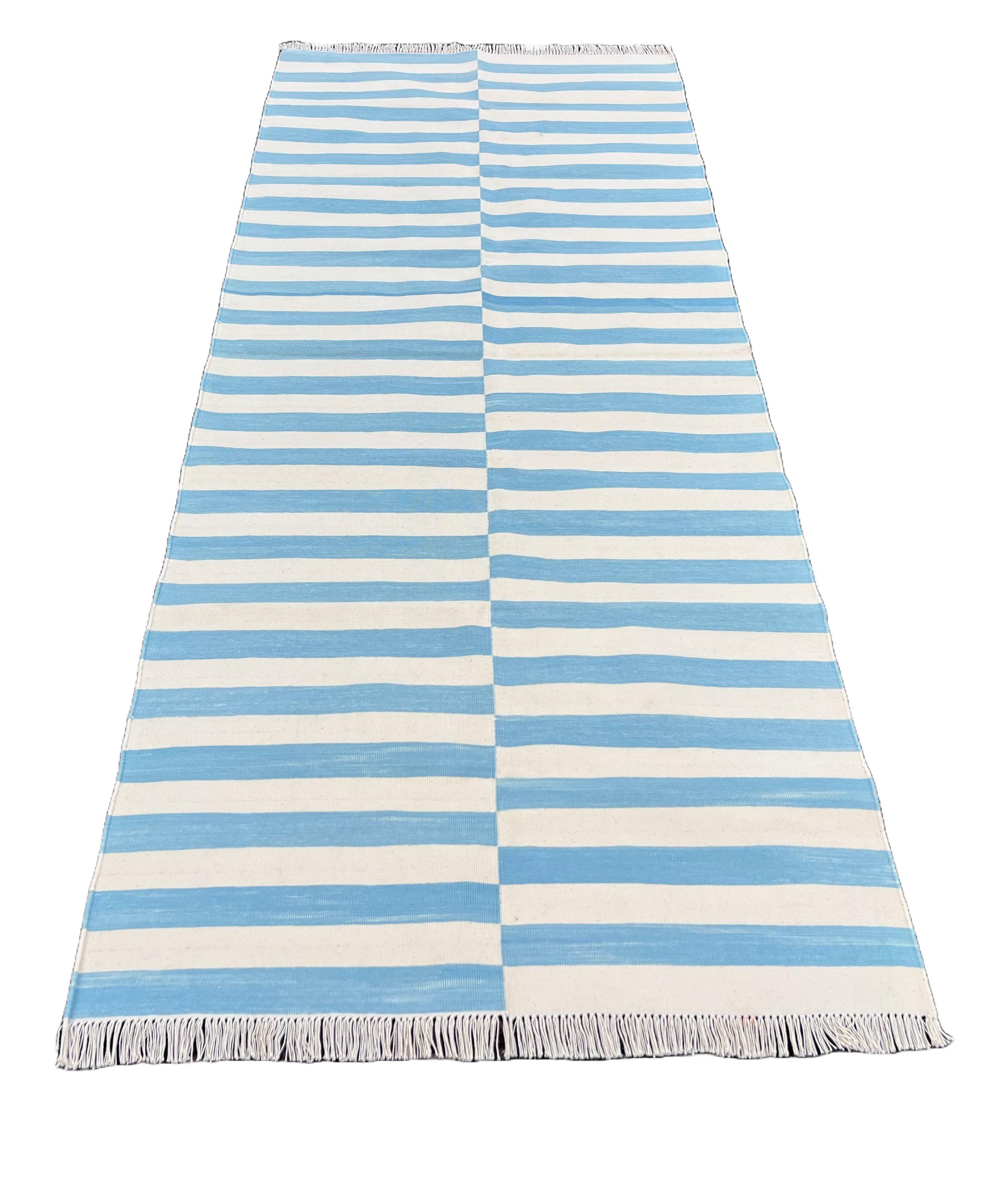 XXI secolo e contemporaneo Runner a trama piatta in cotone fatto a mano, 3x8 a righe bianche e blu, indiano Dhurrie in vendita