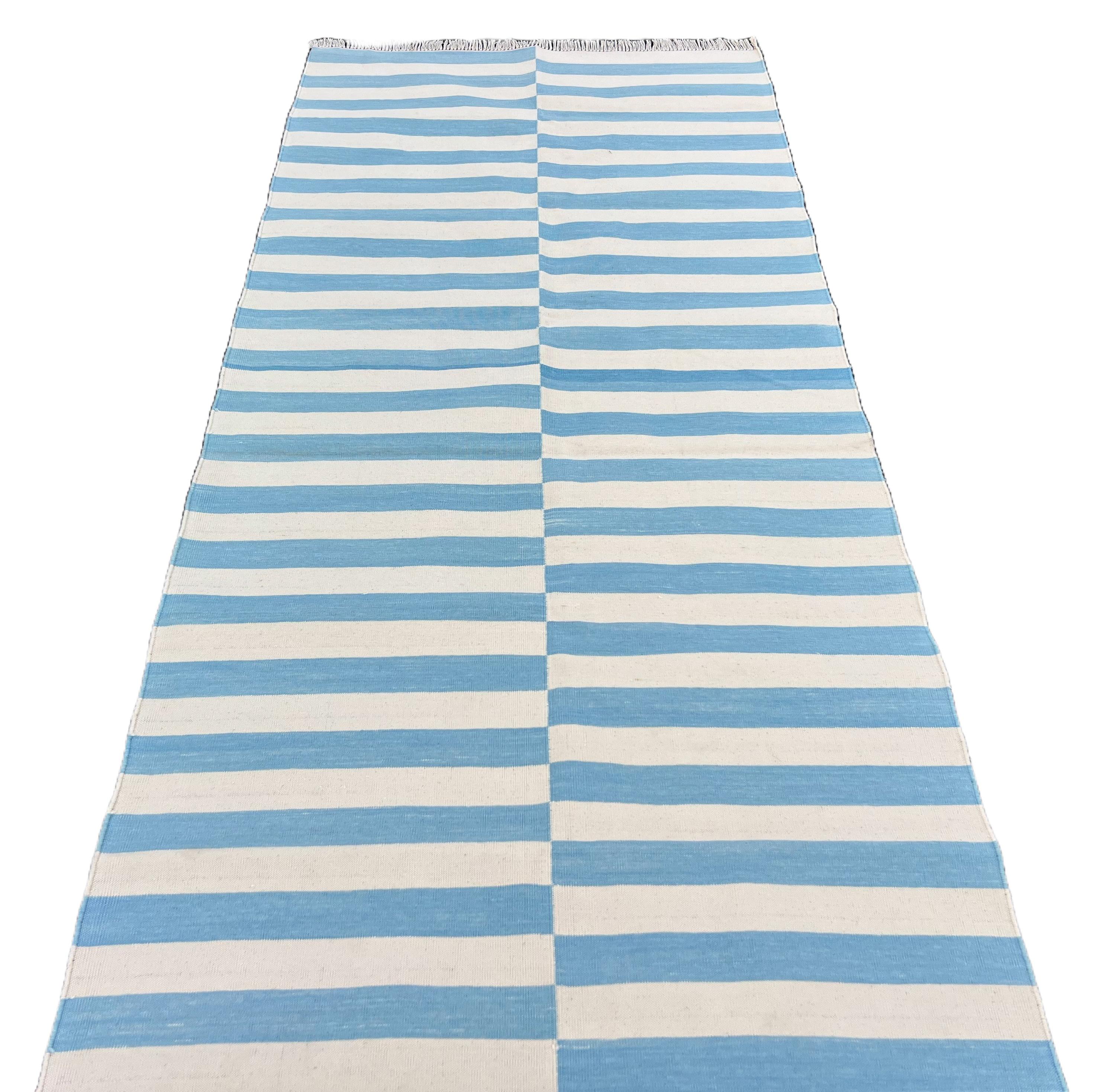 Cotone Runner a trama piatta in cotone fatto a mano, 3x8 a righe bianche e blu, indiano Dhurrie in vendita