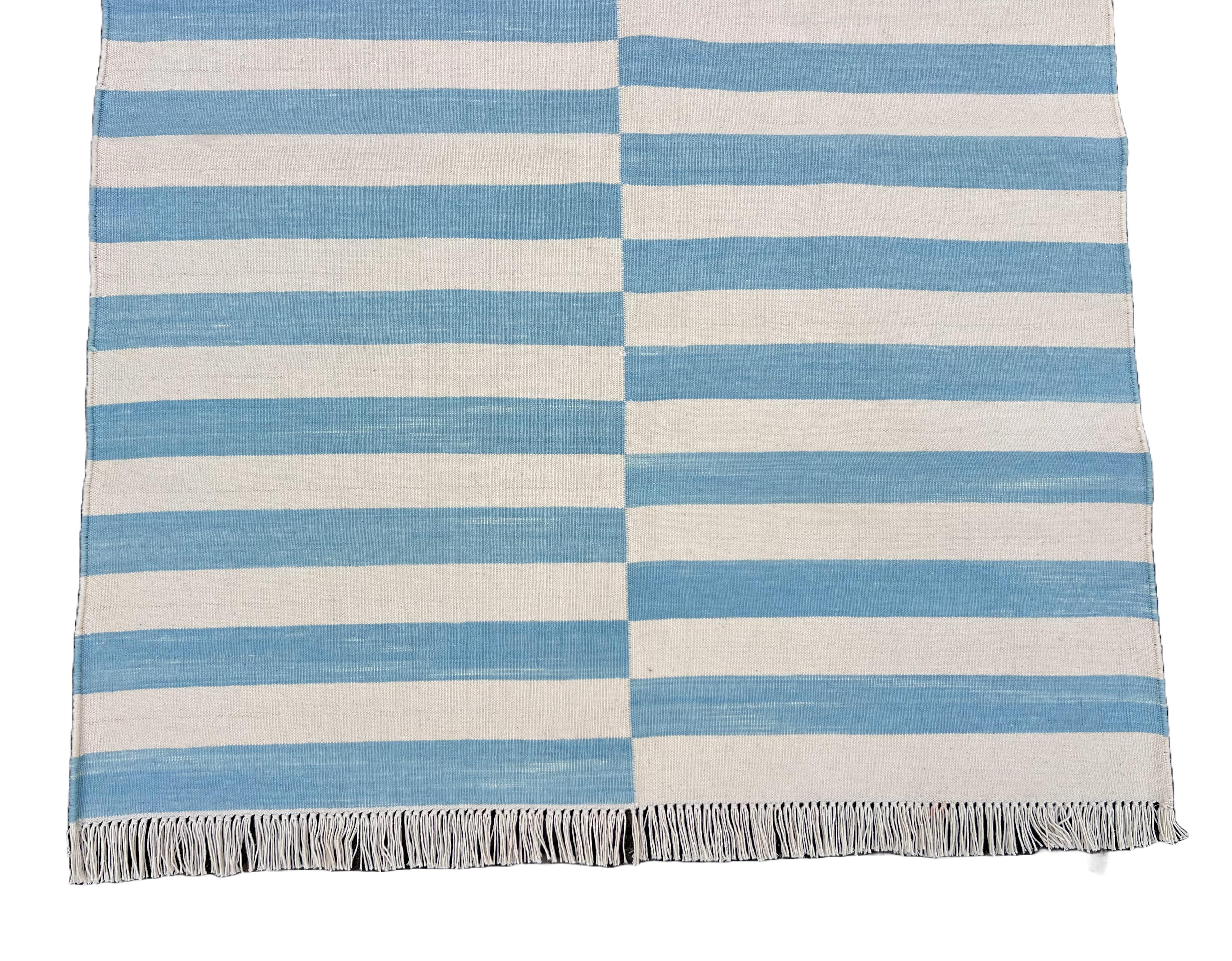 Runner a trama piatta in cotone fatto a mano, 3x8 a righe bianche e blu, indiano Dhurrie in vendita 1
