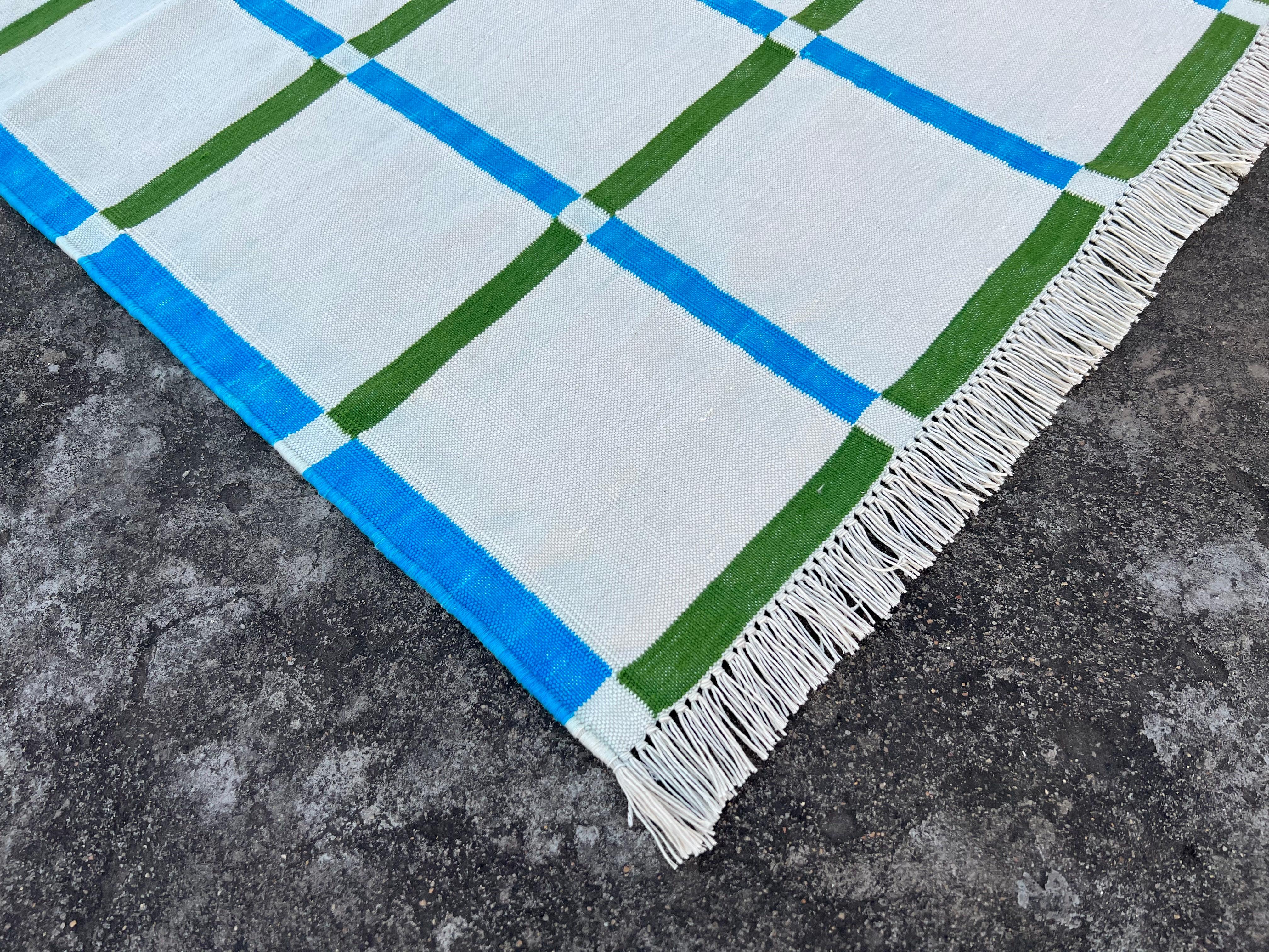 Mid-Century moderno Runner a tessitura piatta in cotone fatto a mano, 3x8 a quadretti crema e verde, indiano Dhurrie in vendita