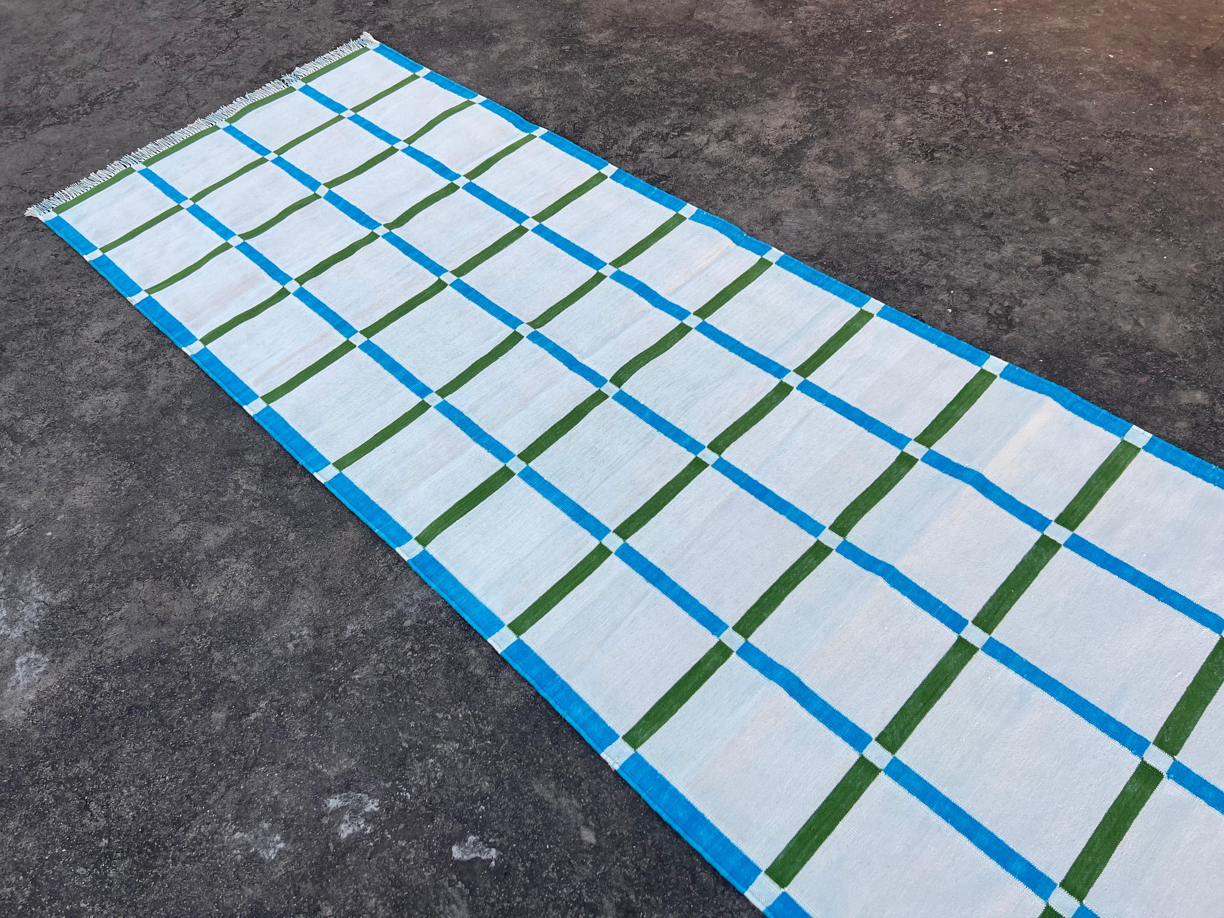 Tessuto a mano Runner a tessitura piatta in cotone fatto a mano, 3x8 a quadretti crema e verde, indiano Dhurrie in vendita