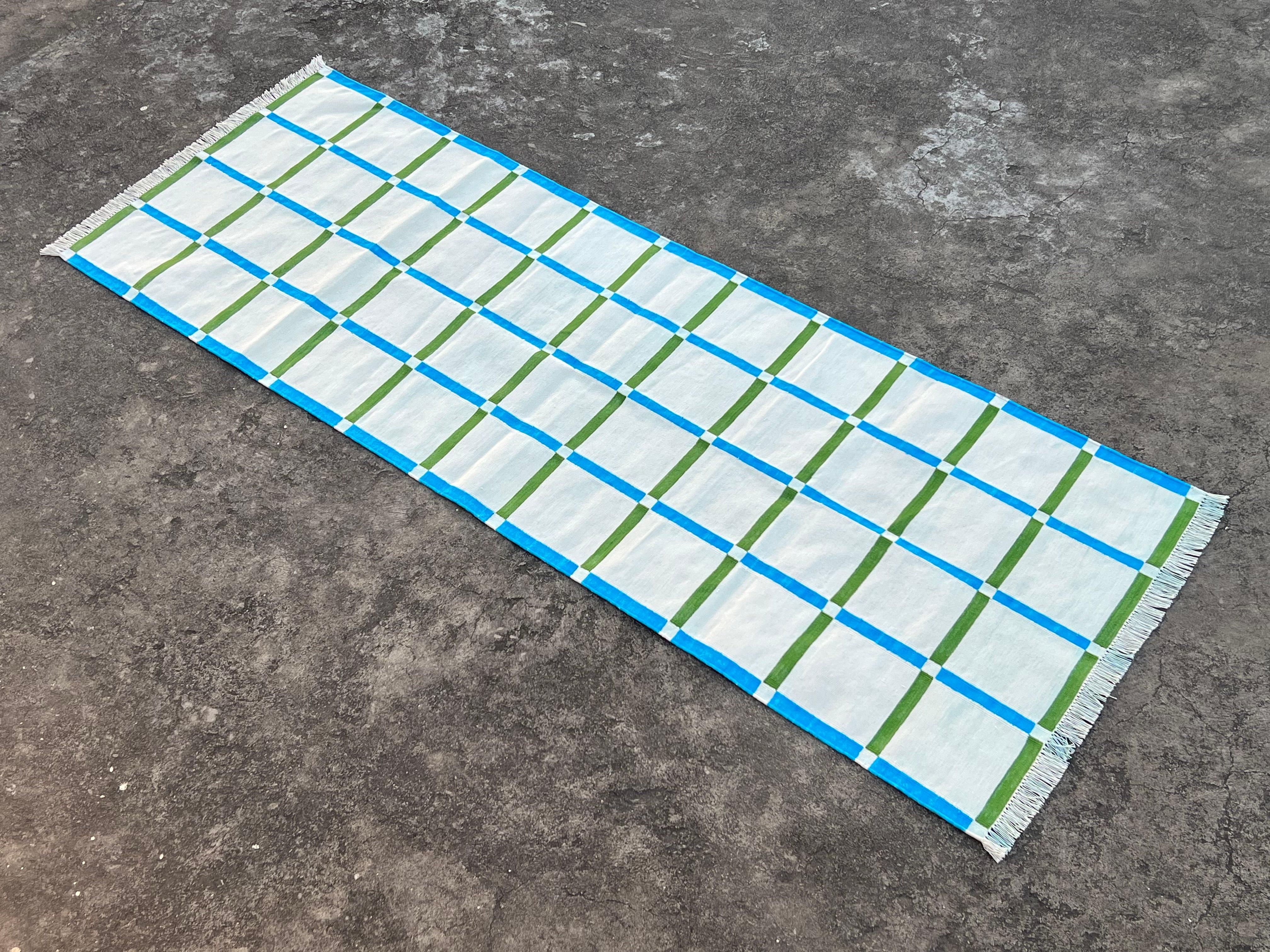 Cotone Runner a tessitura piatta in cotone fatto a mano, 3x8 a quadretti crema e verde, indiano Dhurrie in vendita