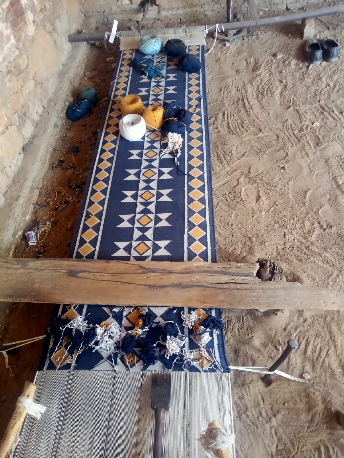 Tapis de coton tissé à la main Dhurrie indienne géométrique bleue et jaune en vente 3
