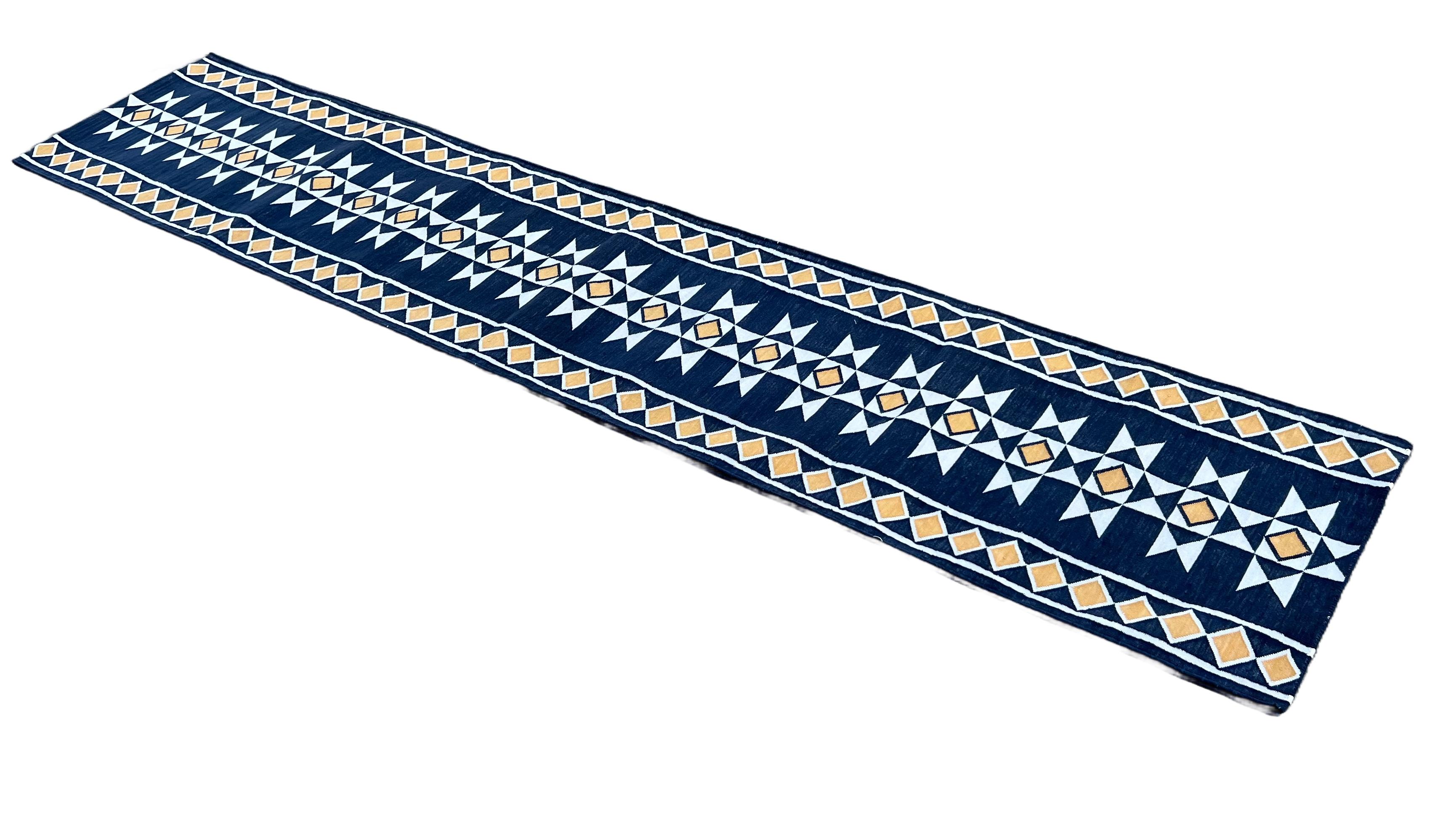 Tapis en coton teint dans la masse, bleu marine, gris clair et jaune, à motifs géométriques Indian Dhurrie Runner-2'x12'.
Ces dhurries spéciales à tissage plat sont tissées à la main avec du fil 100 % coton 15 plis. En raison des techniques de