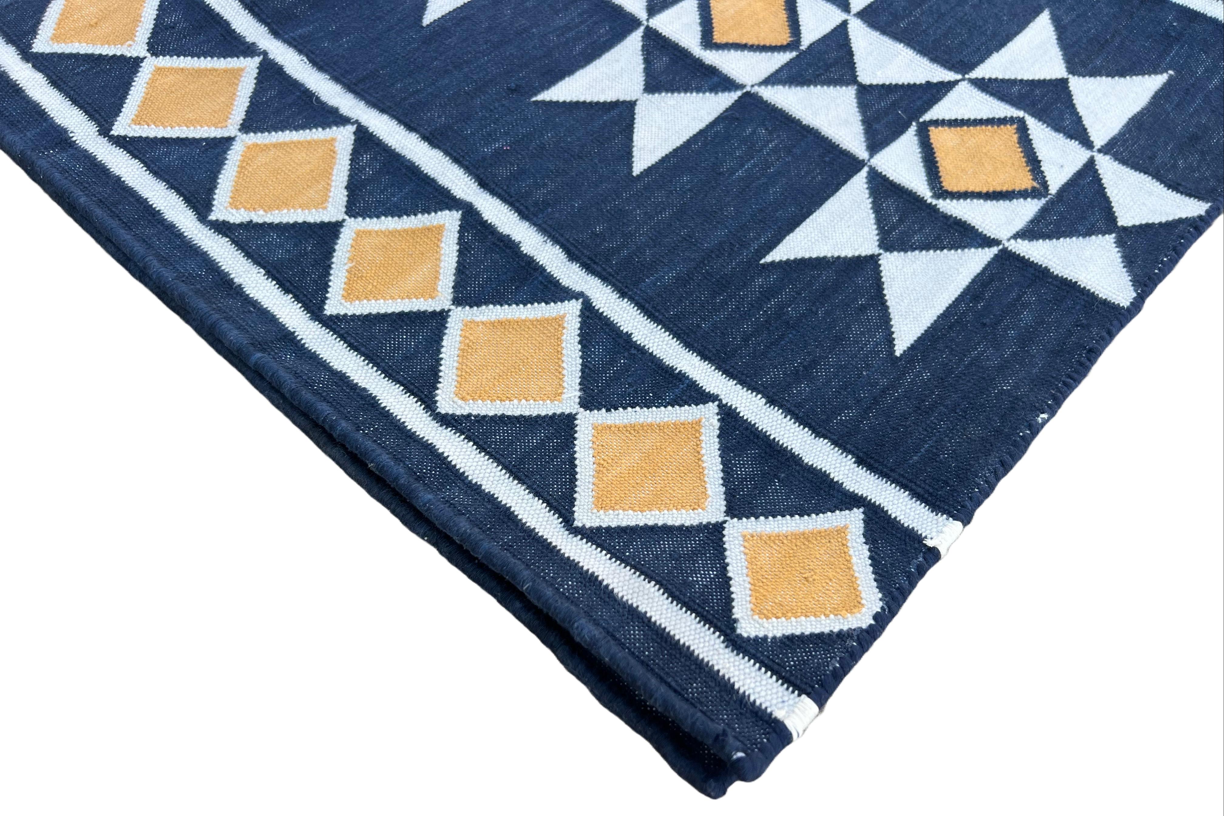 Indien Tapis de coton tissé à la main Dhurrie indienne géométrique bleue et jaune en vente