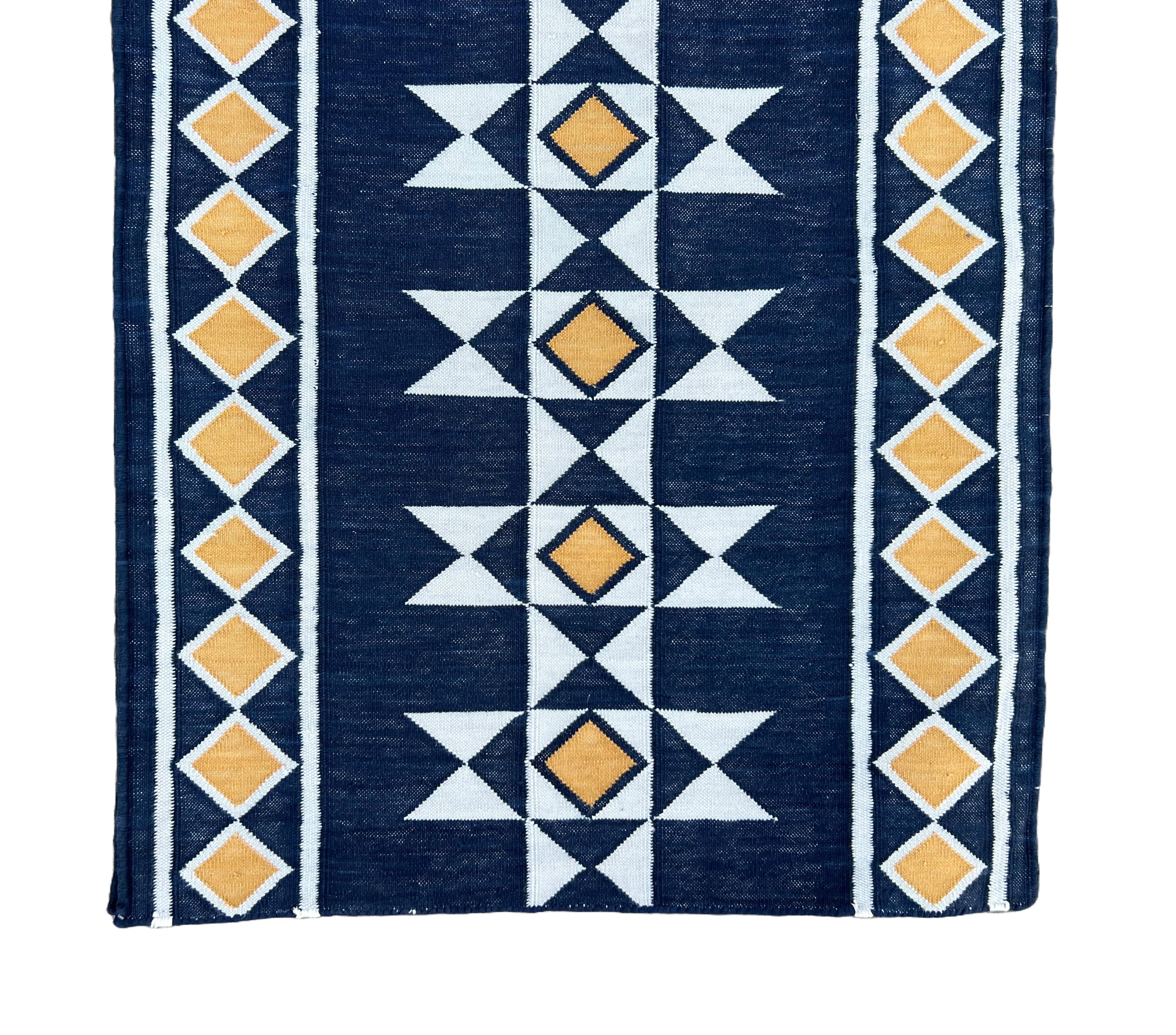 Tapis de coton tissé à la main Dhurrie indienne géométrique bleue et jaune en vente 1