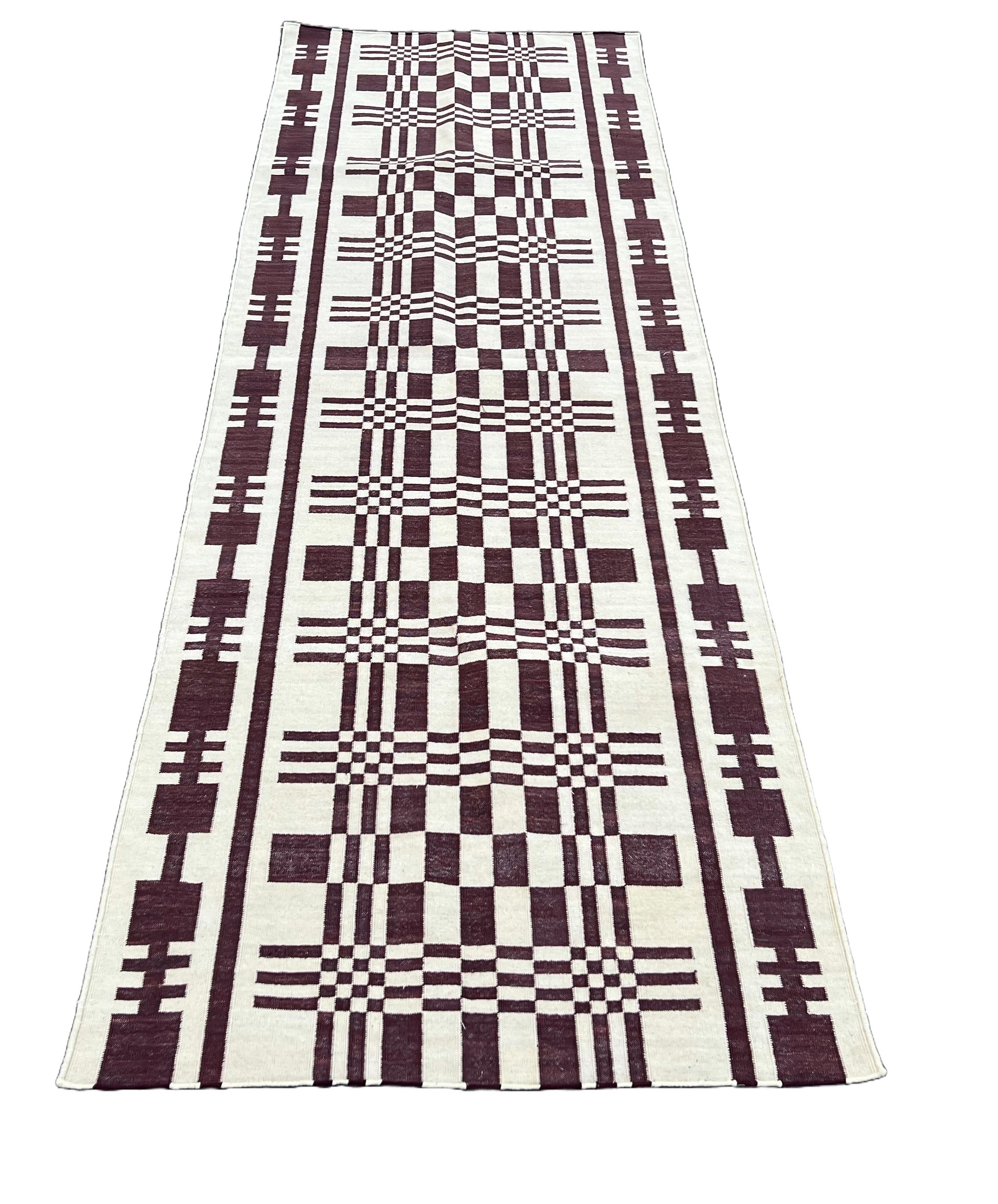 Cotone Nature tinto al vegetale, runner indiano Dhurrie geometrico crema e marrone 3'x12'
Queste speciali dhurry a trama piatta sono tessute a mano con un filo di cotone 100% a 15 strati. A causa delle speciali tecniche di produzione utilizzate per