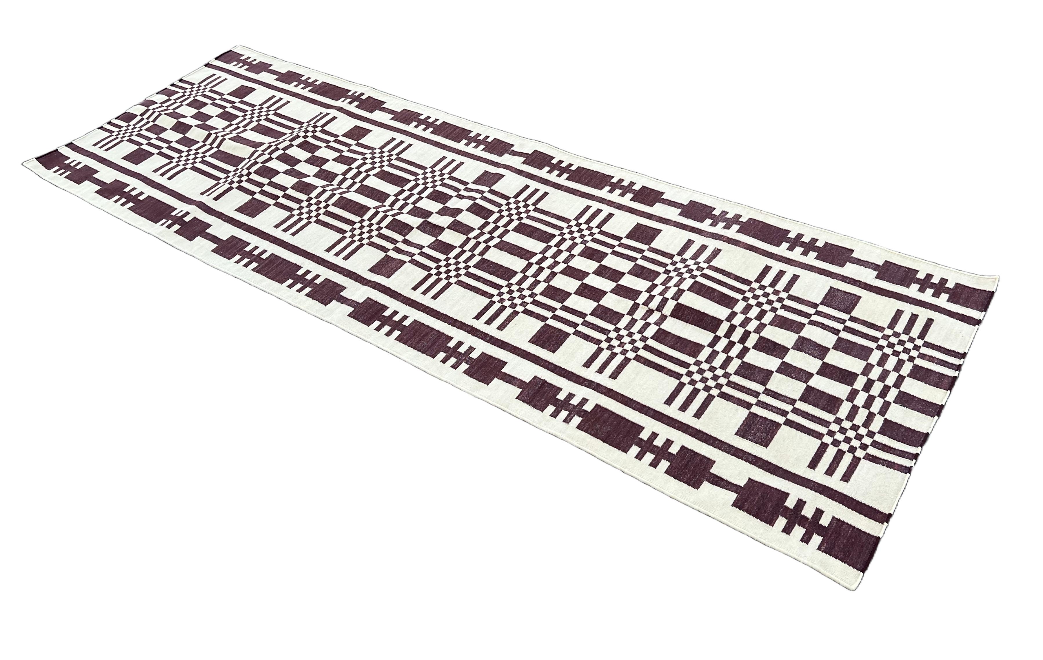 Mid-Century moderno Runner a tessitura piatta in cotone fatto a mano, Dhurrie indiano geometrico marrone e bianco in vendita