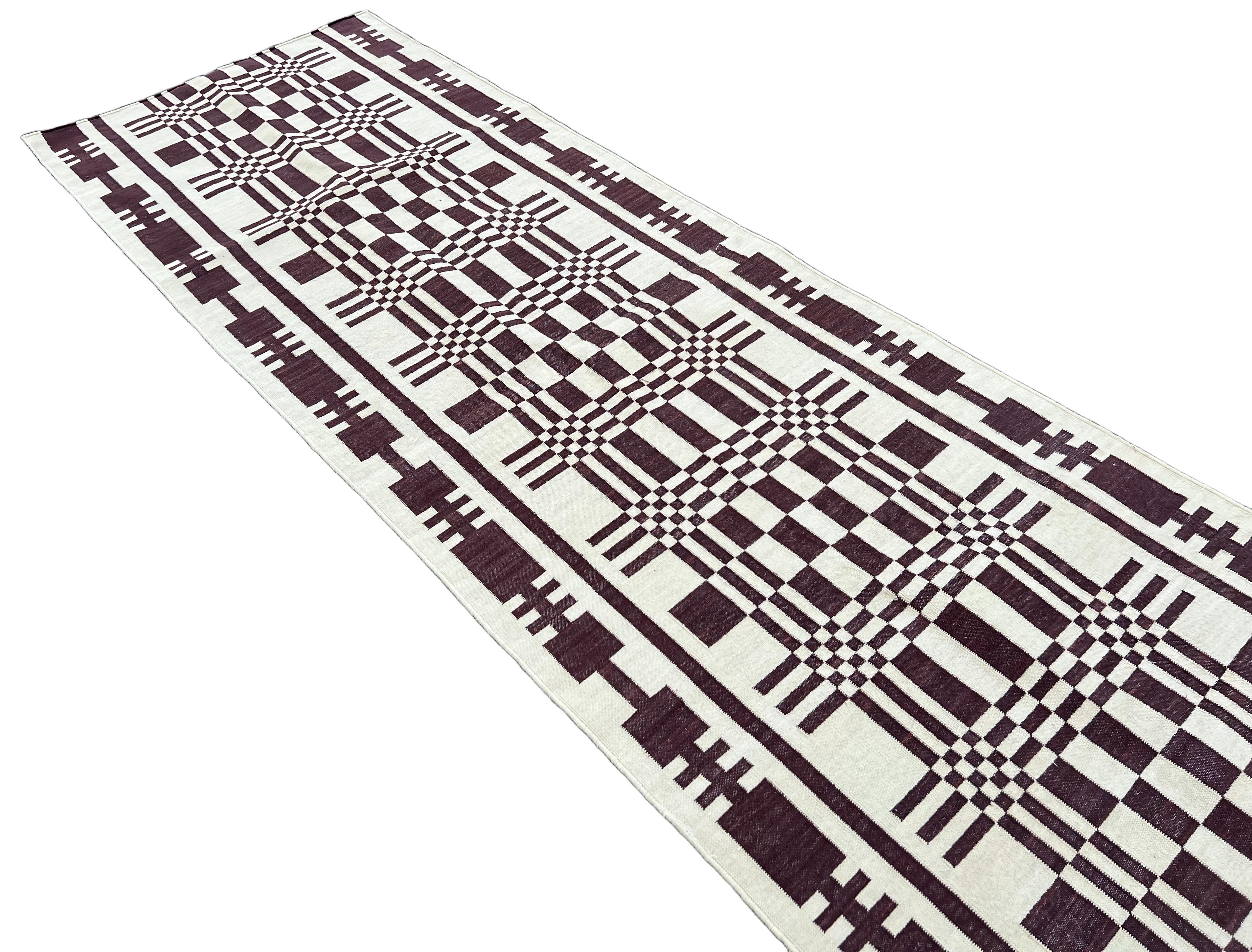 Cotone Runner a tessitura piatta in cotone fatto a mano, Dhurrie indiano geometrico marrone e bianco in vendita
