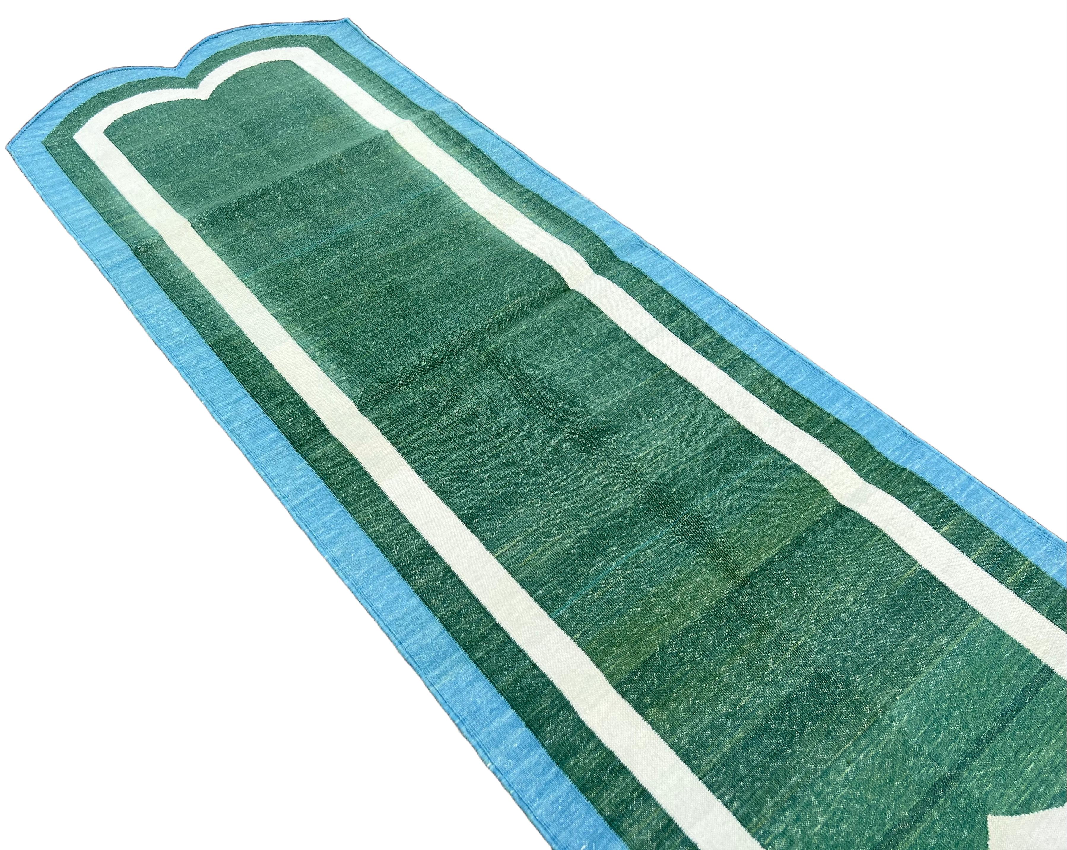 Handgefertigter Flachgewebe-Läufer aus Baumwolle, grüner und blauer indischer Dhurrie-Teppich mit Muschelmuster (Handgewebt) im Angebot
