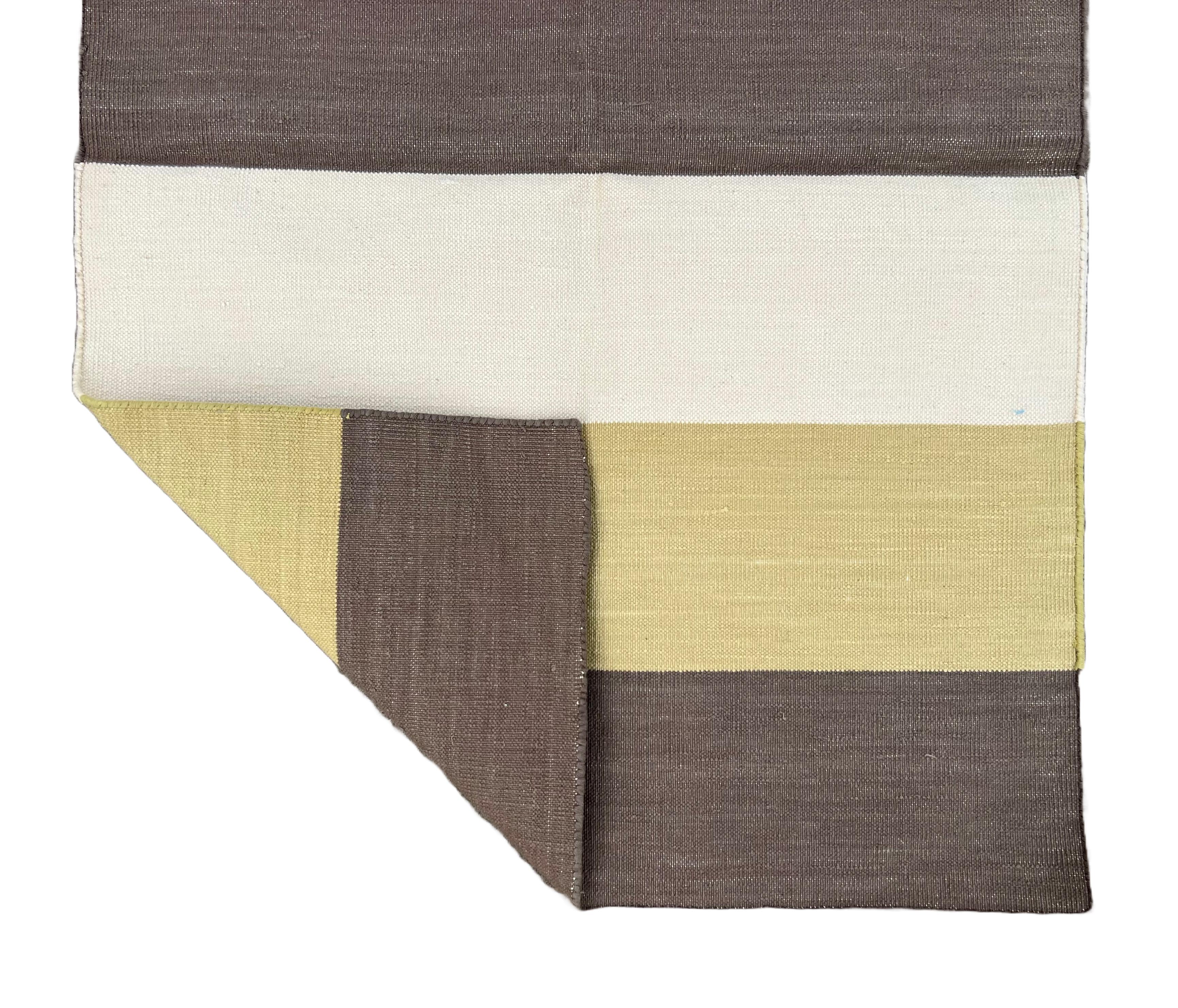 Baumwolle pflanzlich gefärbt Bereich Teppich, Braun, Senf und Creme indischen gestreiften Teppich-2'x3'

Diese speziellen flachgewebten Dhurries werden aus 15-fachem Garn aus 100% Baumwolle handgewebt. Aufgrund der speziellen Fertigungstechniken,