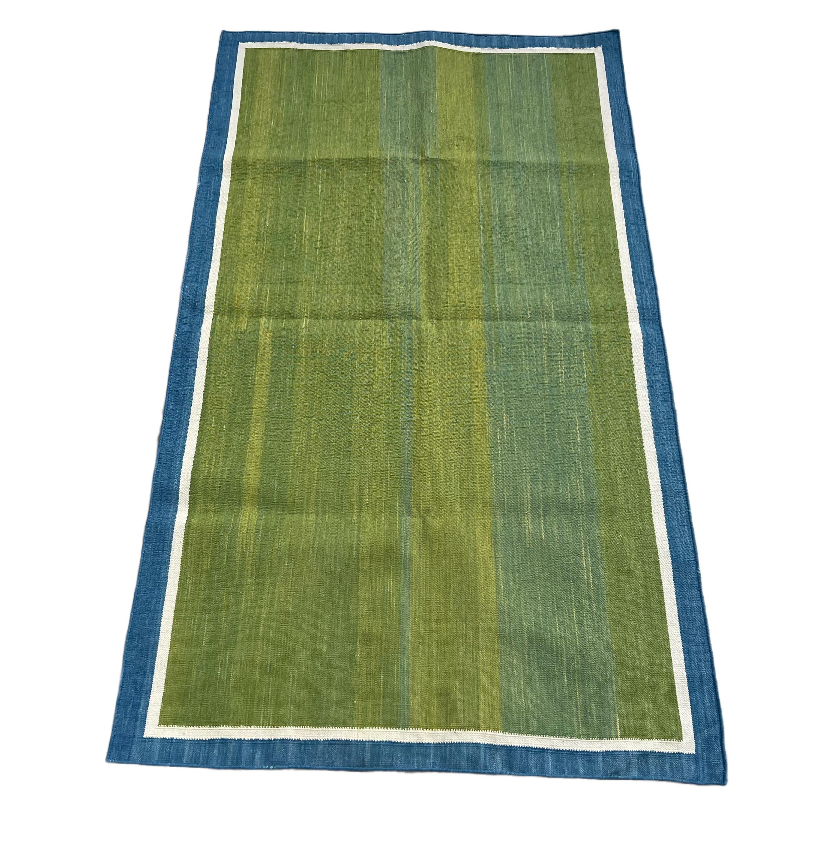 Tessuto a mano Tappeto per l'area a trama piatta in cotone fatto a mano, 3x5 a righe verdi e blu, indiano Dhurrie in vendita
