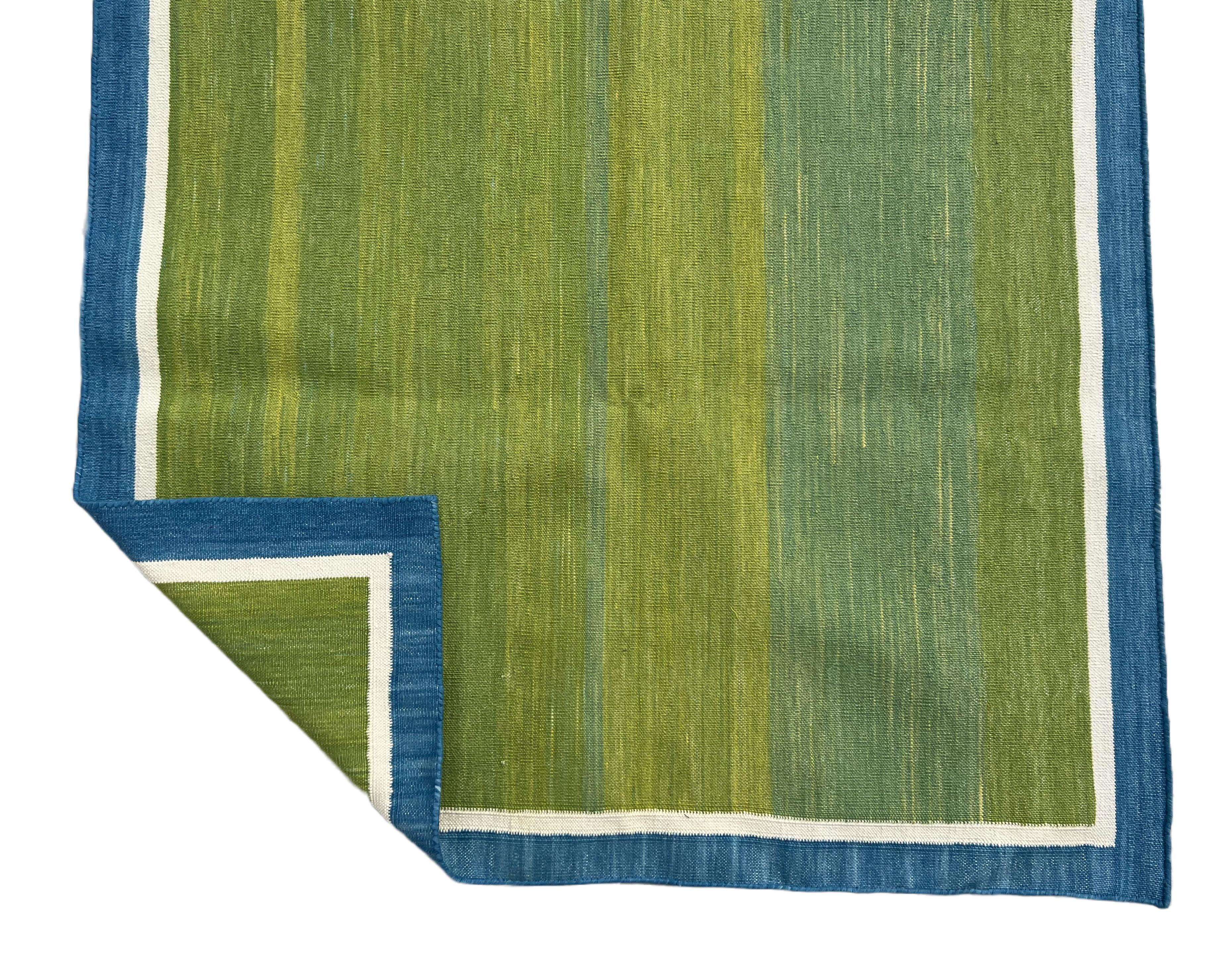 XXI secolo e contemporaneo Tappeto per l'area a trama piatta in cotone fatto a mano, 3x5 a righe verdi e blu, indiano Dhurrie in vendita