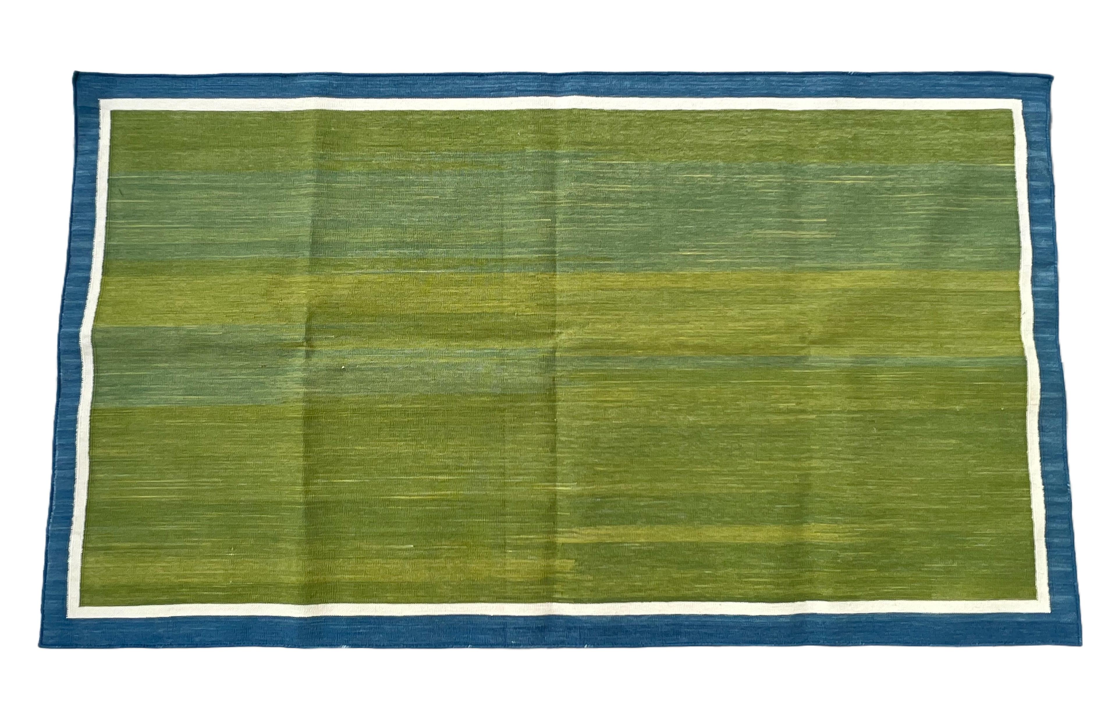 Cotone Tappeto per l'area a trama piatta in cotone fatto a mano, 3x5 a righe verdi e blu, indiano Dhurrie in vendita
